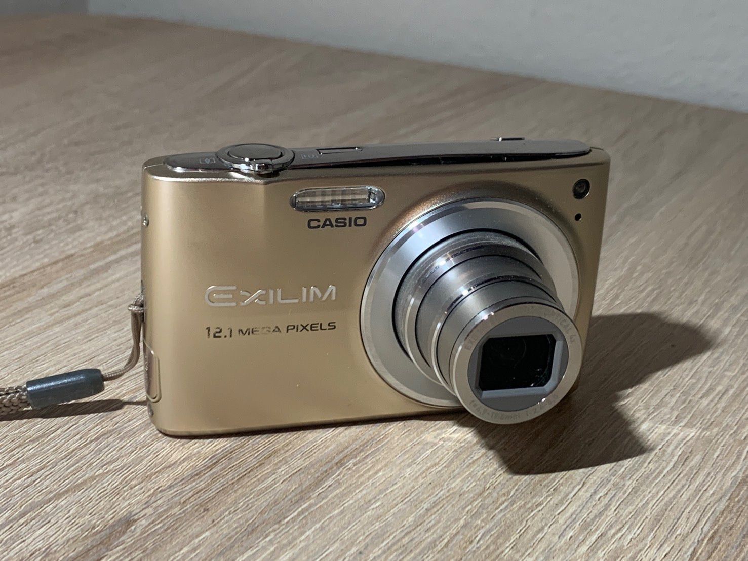 0879 Casio EXILIM EX-Z400 ゴールド デジカメ 動作確認済み 【宅