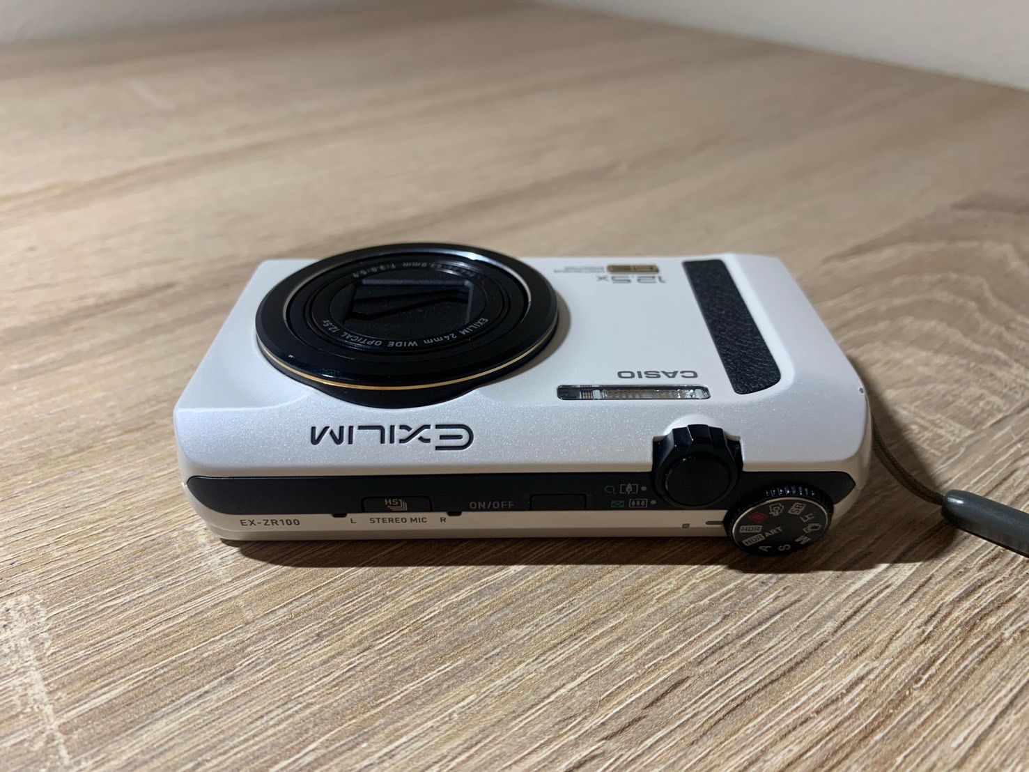 0884 Casio EXILIM EX-ZR100 ホワイト デジカメ やや訳アリ 【宅