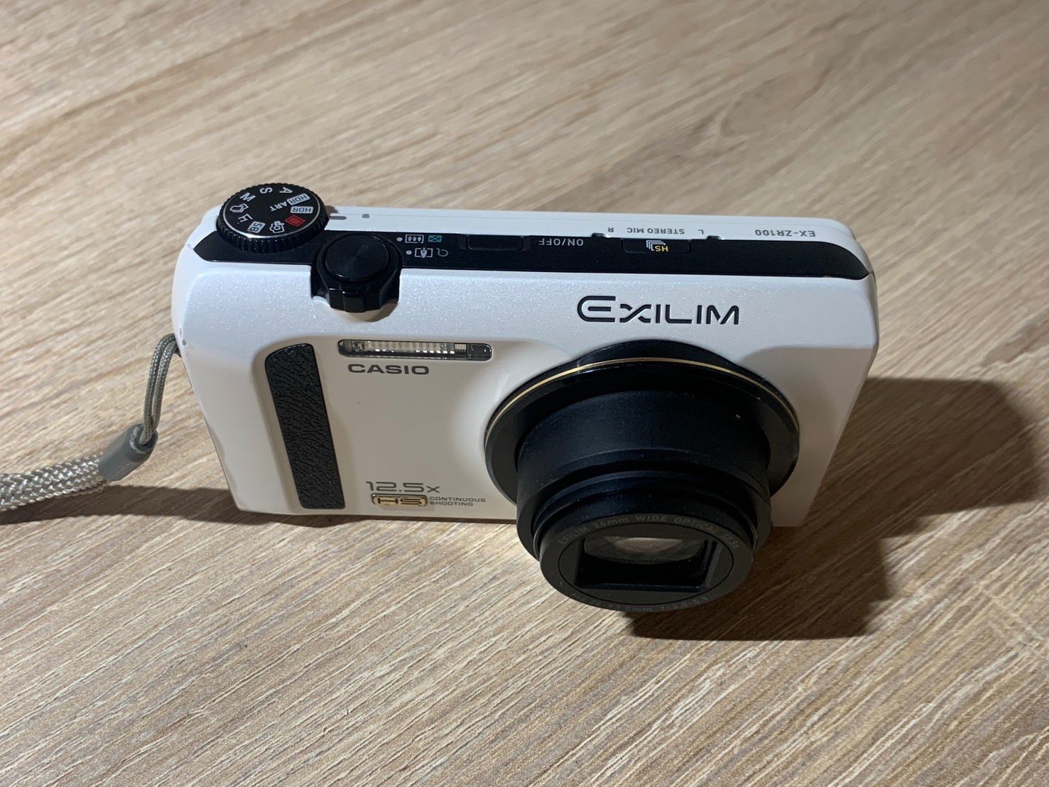 0884 Casio EXILIM EX-ZR100 ホワイト デジカメ やや訳アリ 【宅