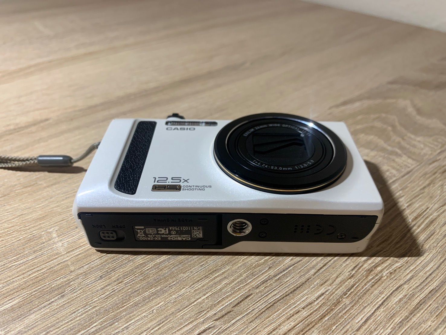 0884 Casio EXILIM EX-ZR100 ホワイト デジカメ やや訳アリ 【宅