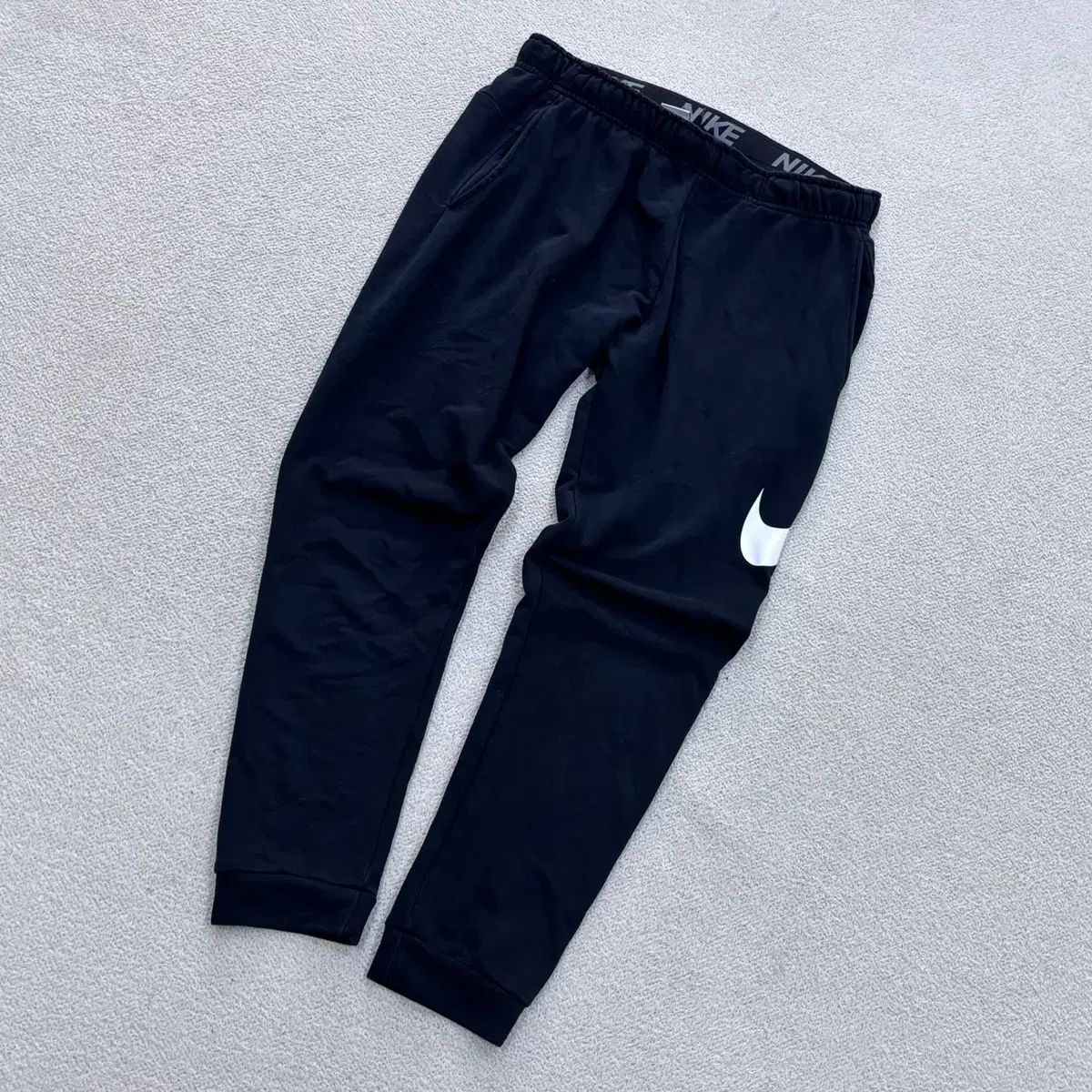 XL NIKE メンズ ドライフィット スウッシュ テーパード トレーナー 0521E