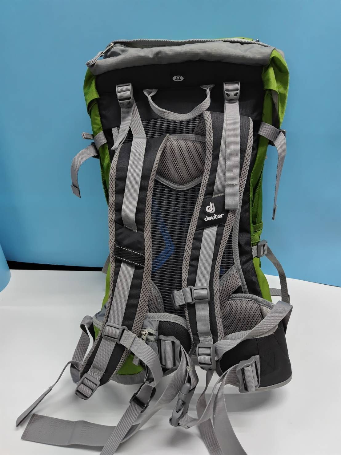 deuter FUTURA 32 バックパック/レインカバー付き！ Futura 32 | graphite-shale | M | 4046051112244
