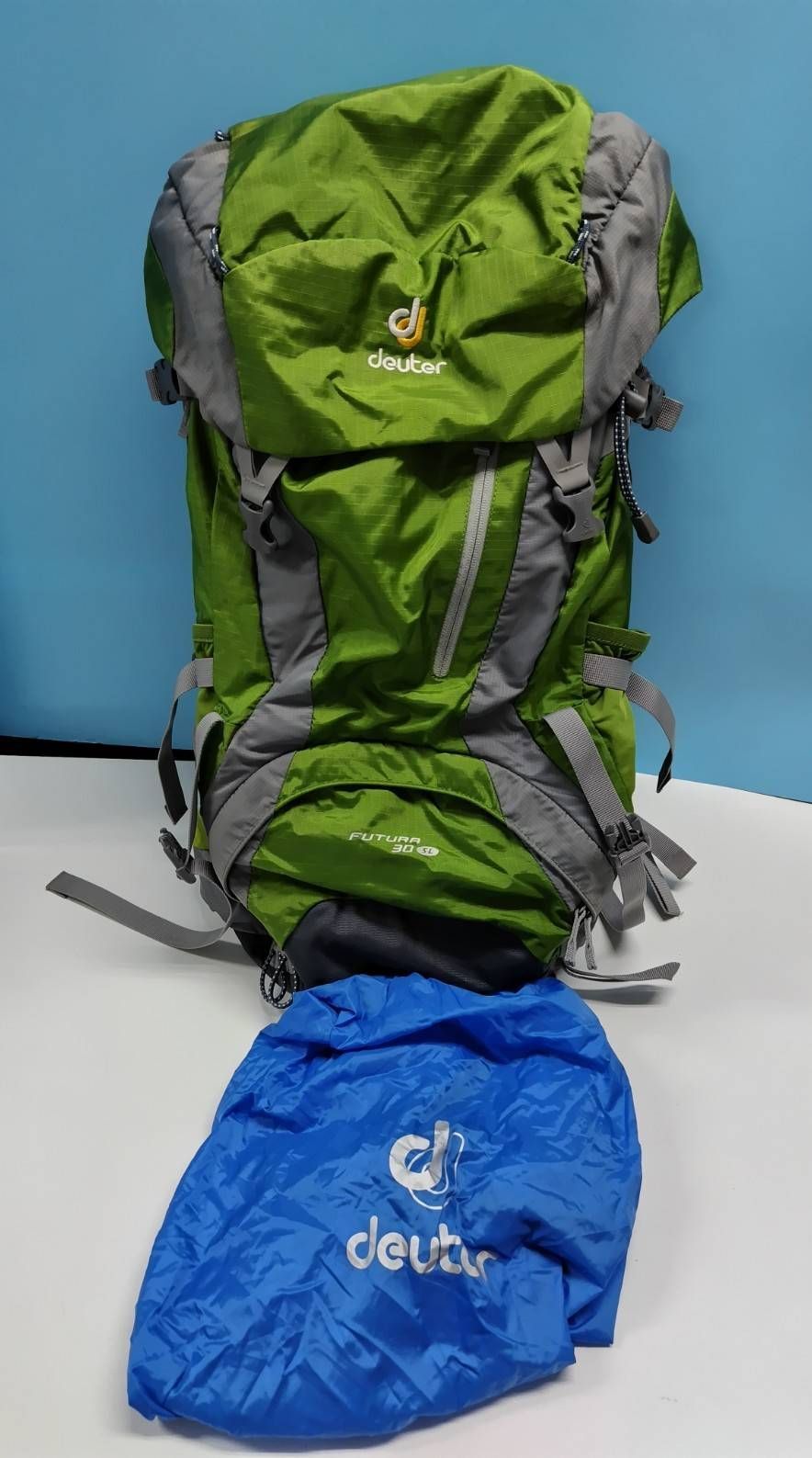 deuter FUTURA 32 バックパック/レインカバー付き！ Futura 32 | black | M | 4046051185309