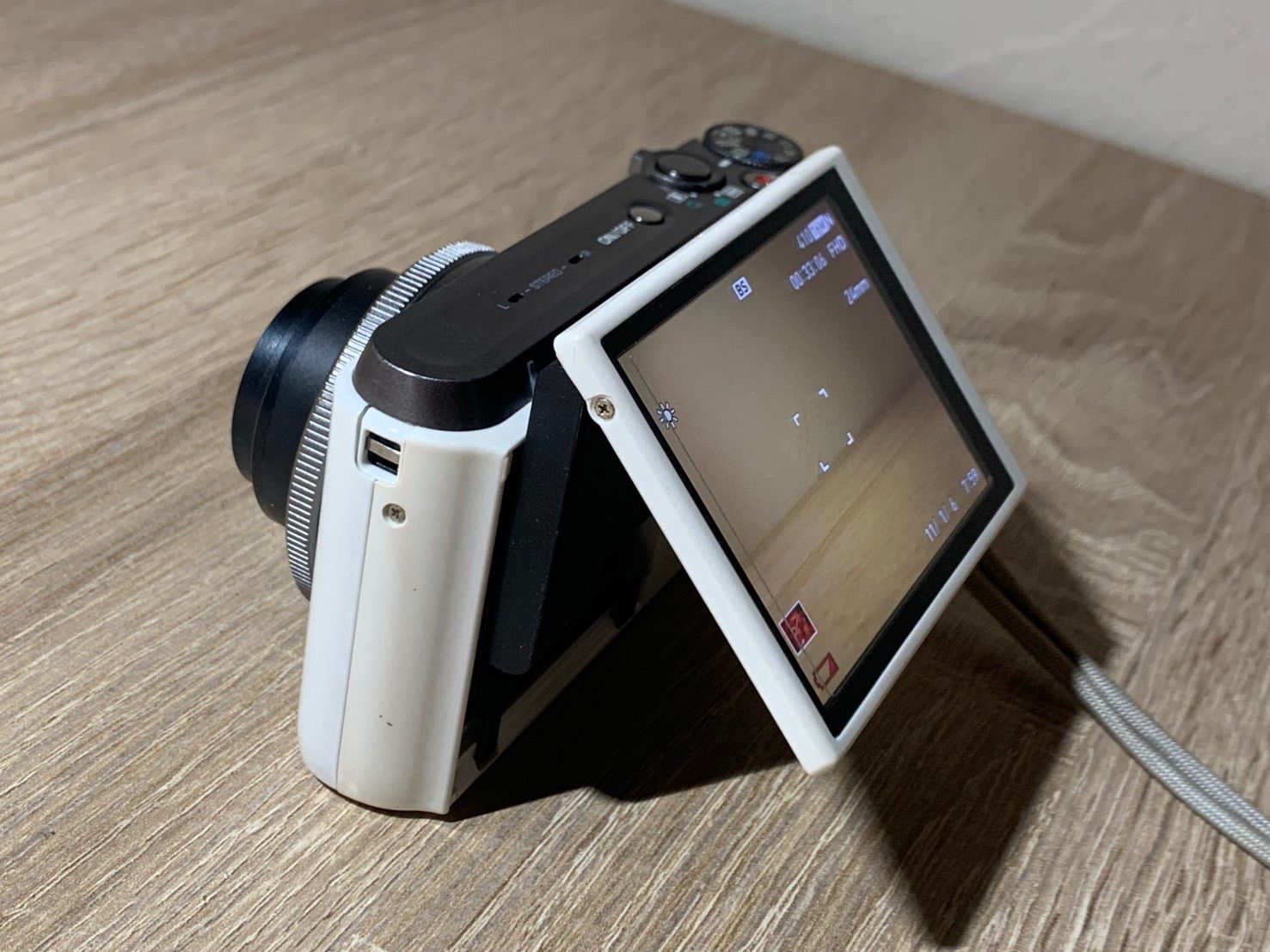 0908 Casio EXILIM EX-ZR1100 ホワイト デジカメ 動作確認済み やや訳