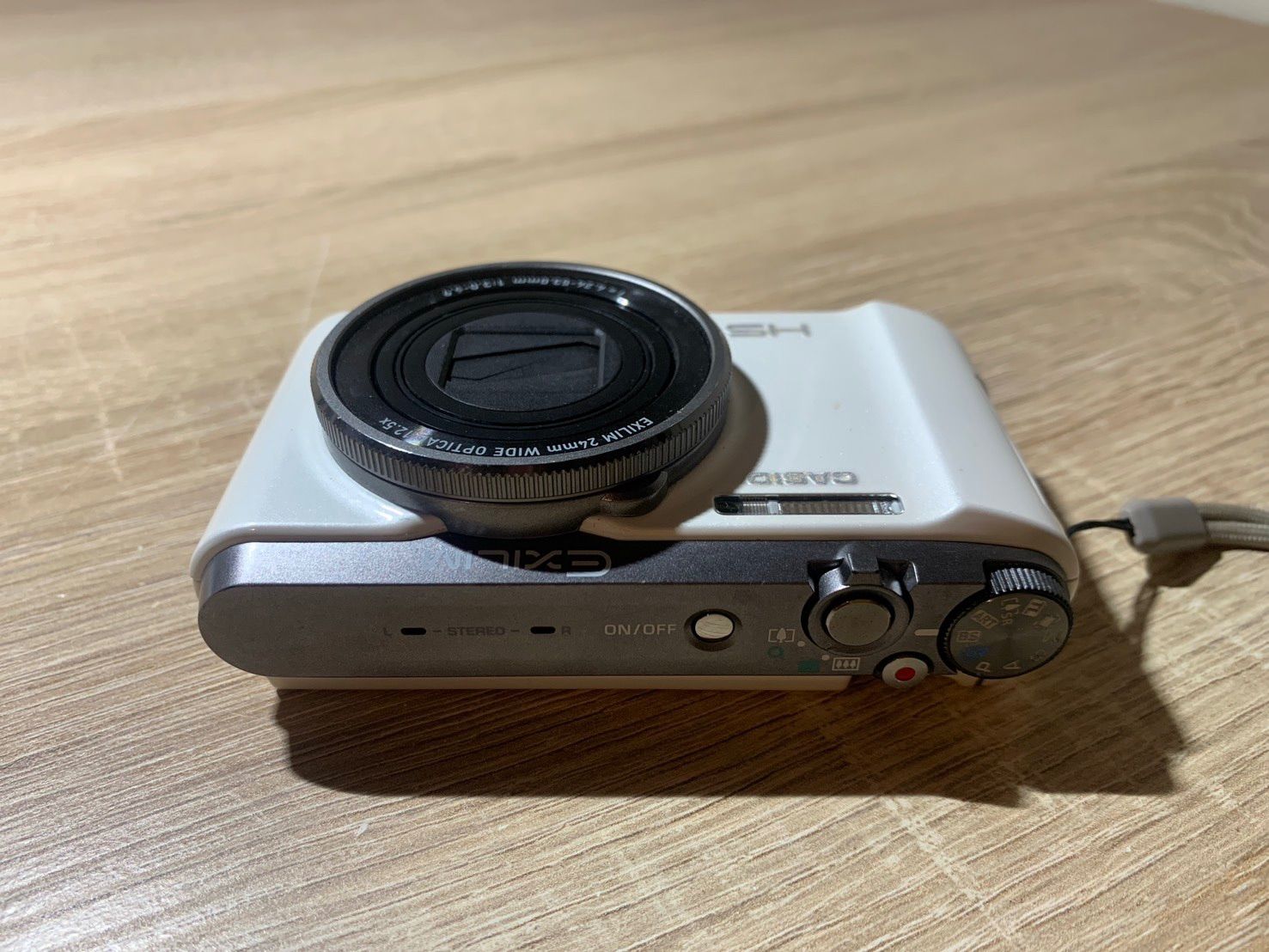 0908 Casio EXILIM EX-ZR1100 ホワイト デジカメ 動作確認済み やや訳
