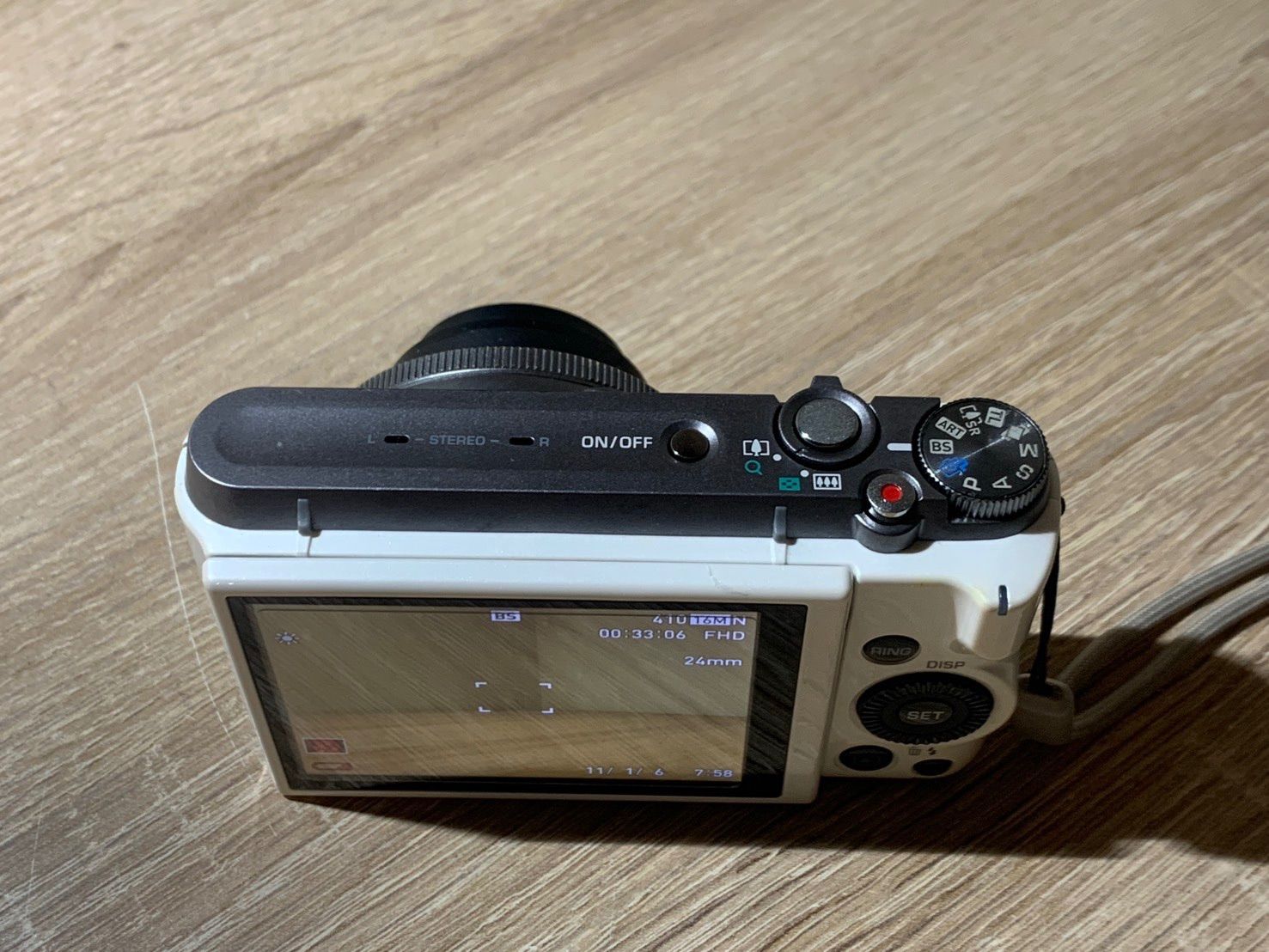 0908 Casio EXILIM EX-ZR1100 ホワイト デジカメ 動作確認済み やや訳