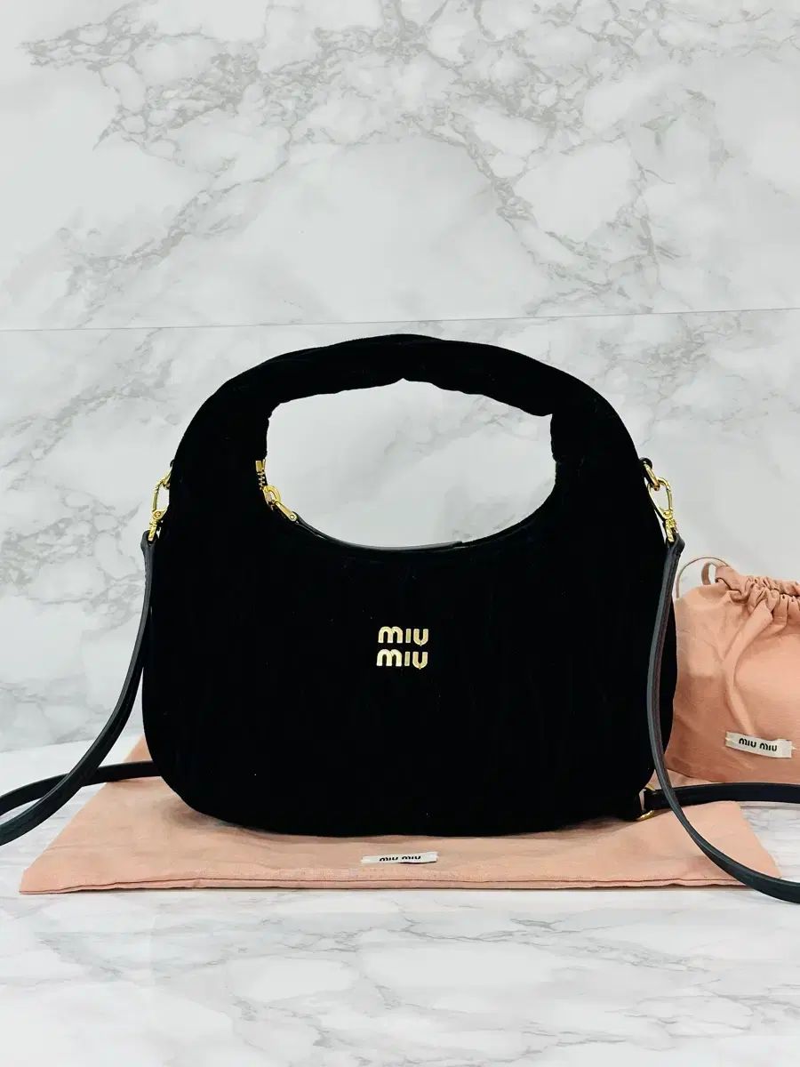 ミュウミュウ ツアーベルベット HOBO BAG ブラック