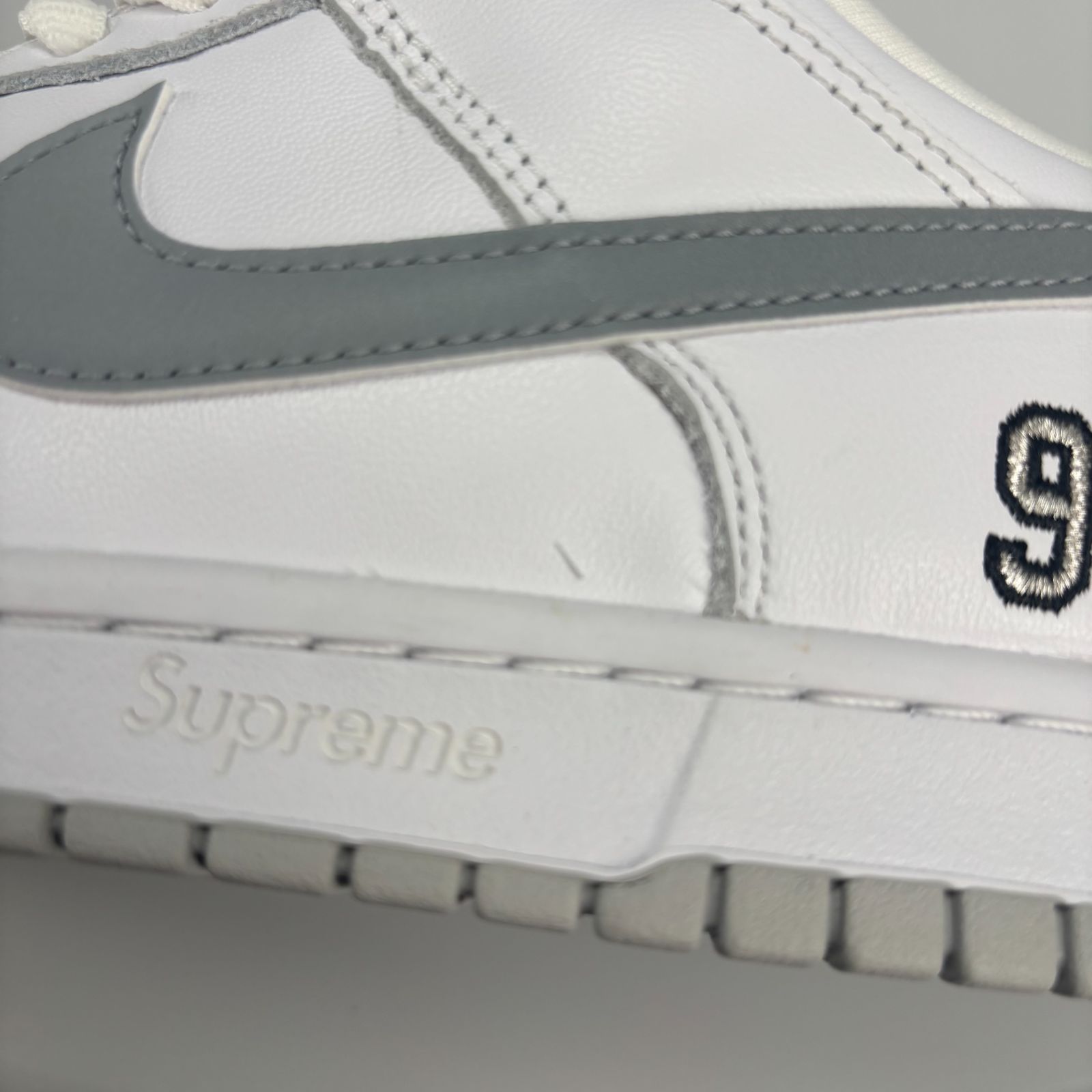 NIKE SB DUNK LOW × SUPREME WHITE/METALLIC SILVER/WHITE US8-26.0cm 