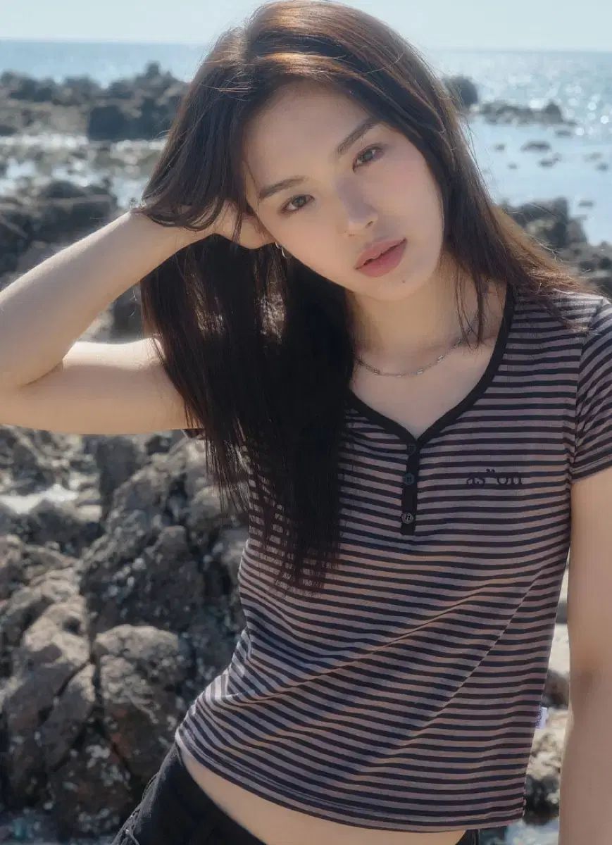 エズオン CANDY ストライプ Vネック ボタン ロゴ 半袖 Tシャツ ブラック