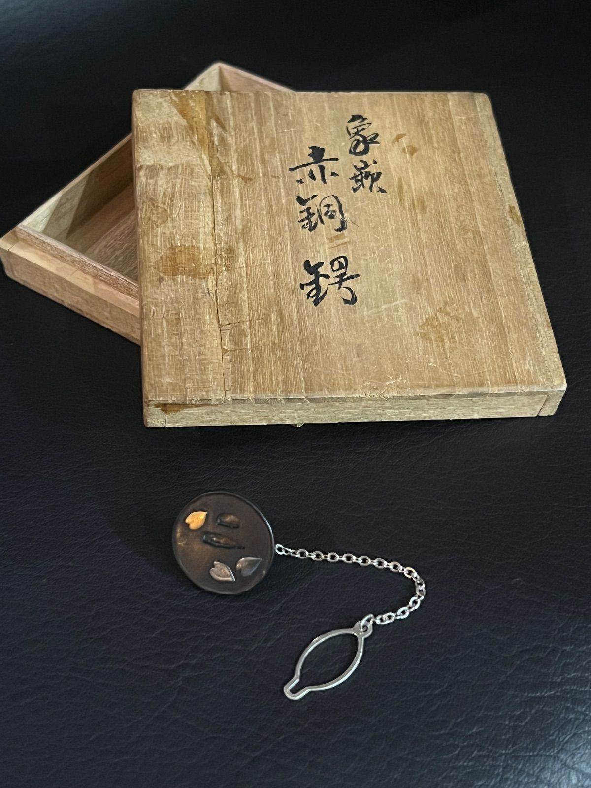 【杉本正策】作　象嵌赤銅　鍔　タイピン　共箱/金工作家