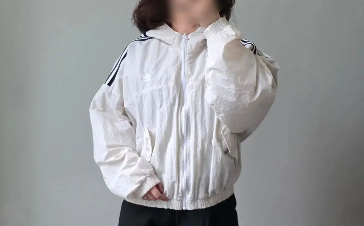 フリップ adidas オリジナル BIGトレフォイル クロップド WHO フード ウィンドブレーカー