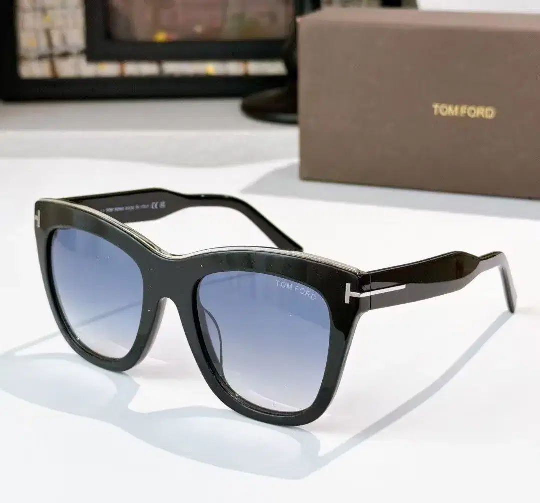 TOM FORD ブラック サングラス