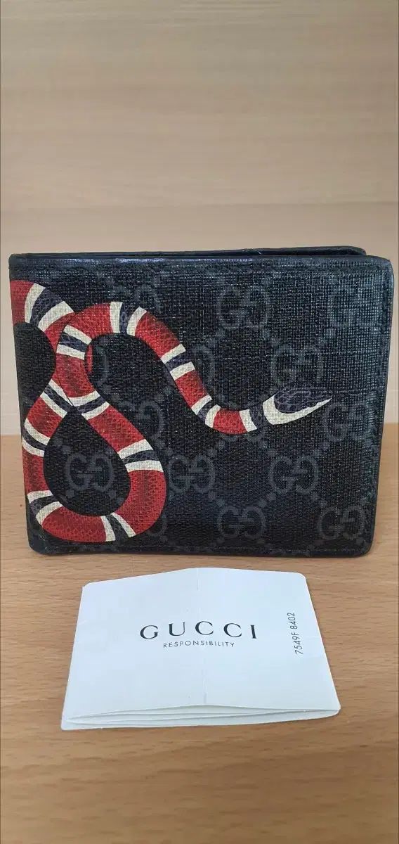 グッチ スネーク 二つ折り財布/財布 ブラック 正規品 A級 (鑑定O)