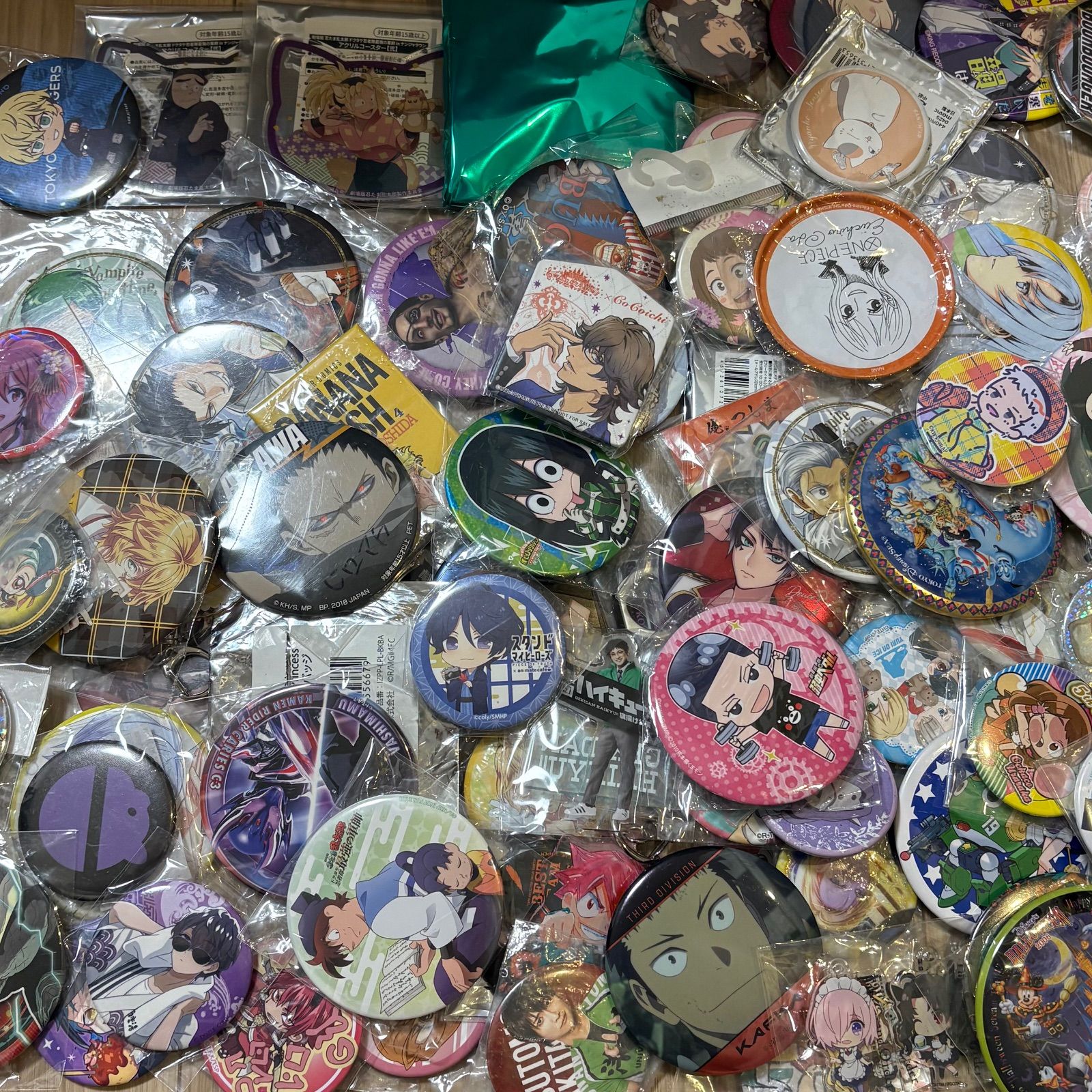 アニメグッズ 大量 缶バッジ アクリルスタンド 600点以上 まとめ売り