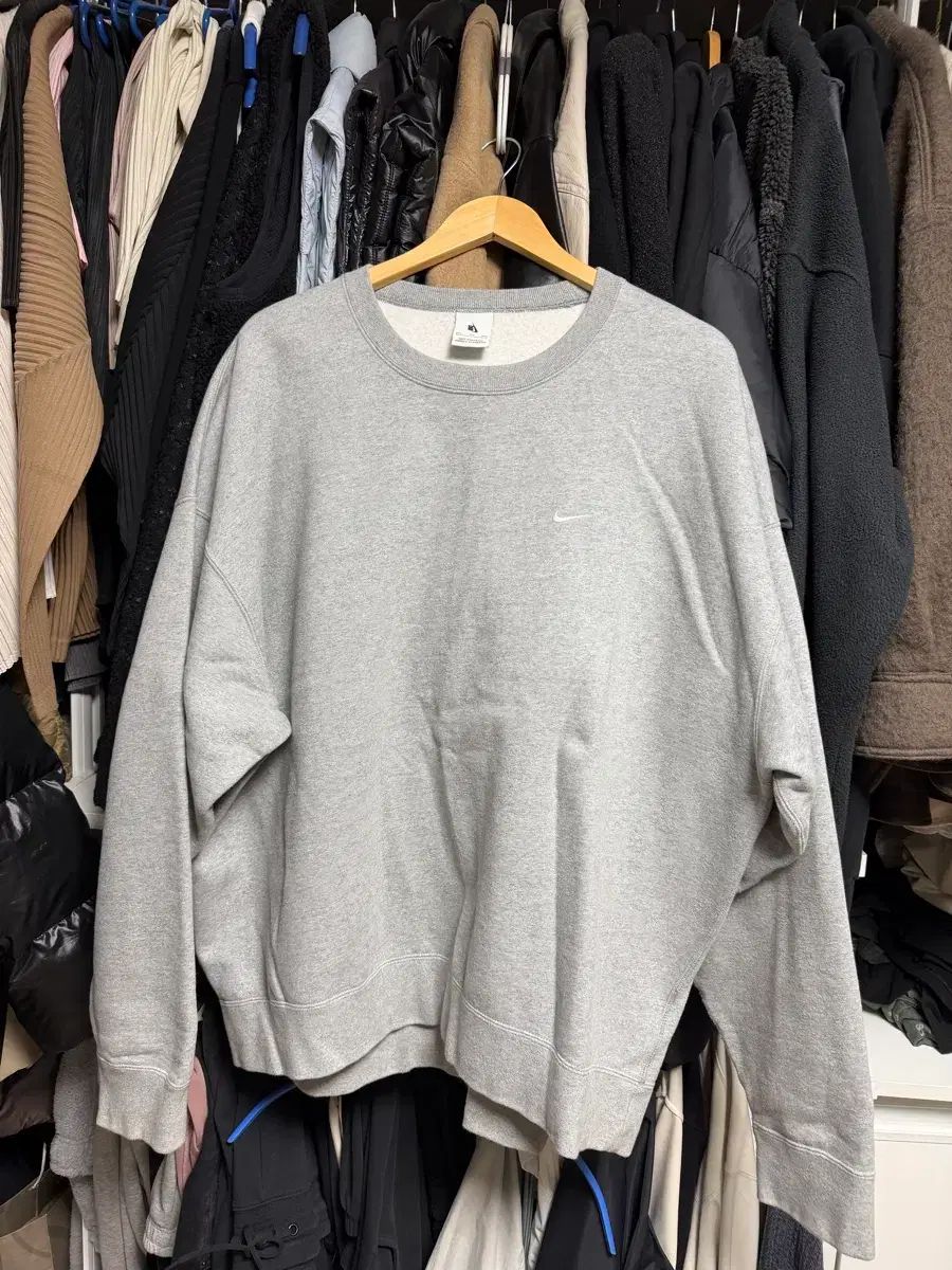 海外XXL NIKE NRG ソロ スウッシュ クルー フリース DARK GRAY HEATHER