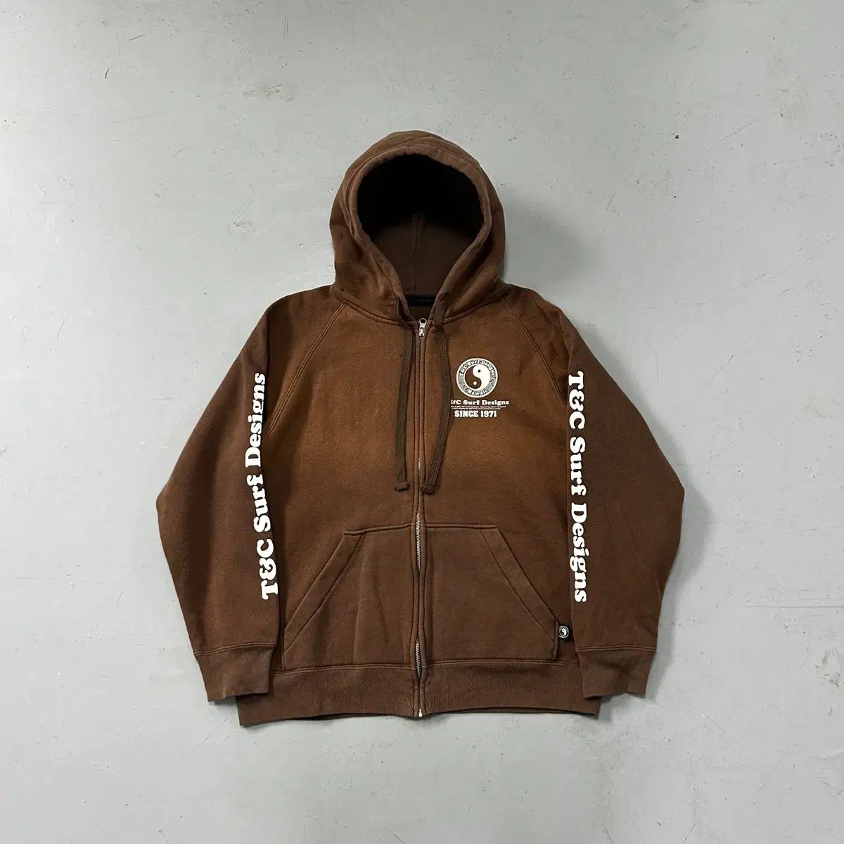 T&C Surf Design プリンティング WHO ジップアップ