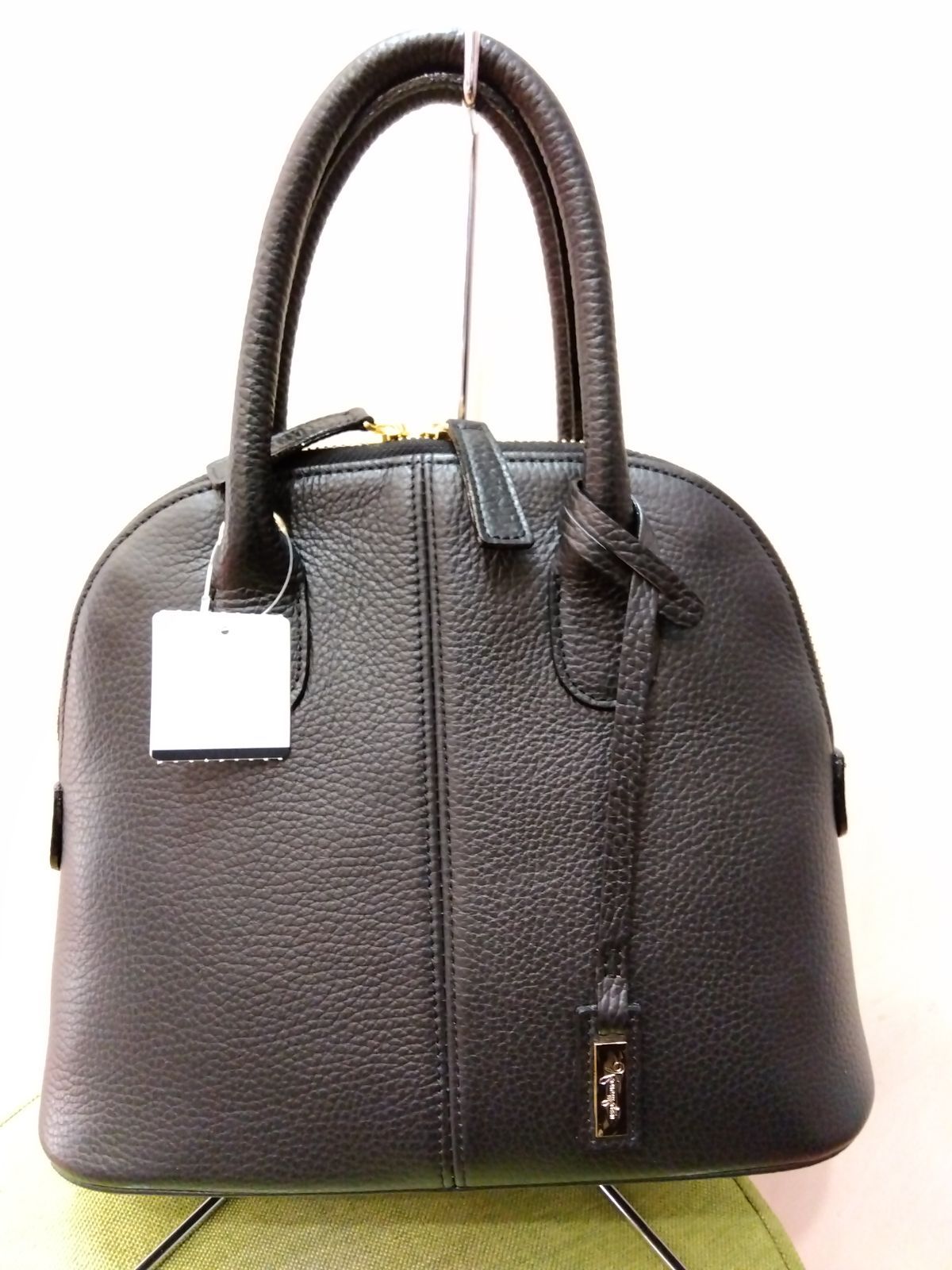 M17　銀座かねまつ　【極美品】ブガッティ型　2WAY　オシャレで上品なレザーバッグ　ショルダー紐付き　軽くておススメ　ドロワーシリーズ　クラシカルなドーム型でかわいい♪　日本製