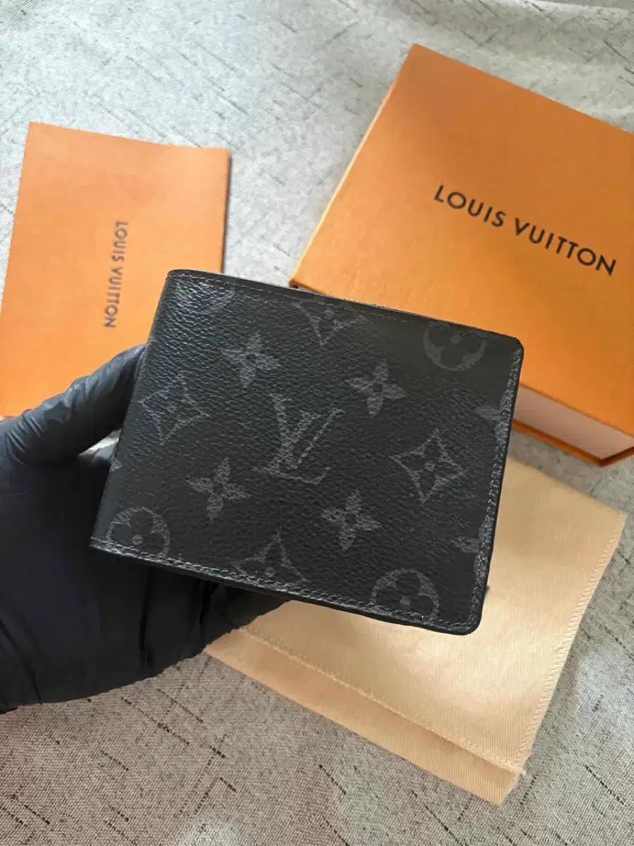 ルイヴィトン エクリプス 二つ折り財布