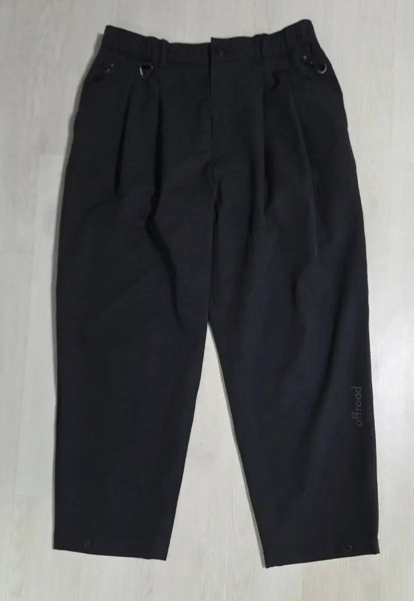 (着用画像) オフロード テーパード パンツ スラックス