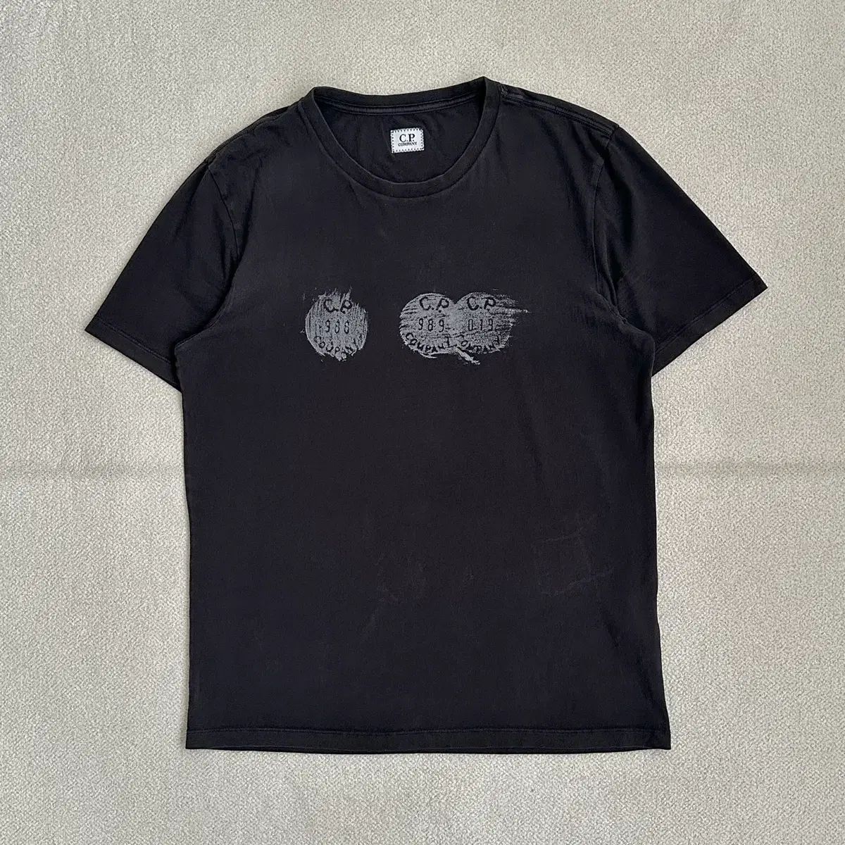 C P カンパニー 11周年 ロゴ プリント Tシャツ