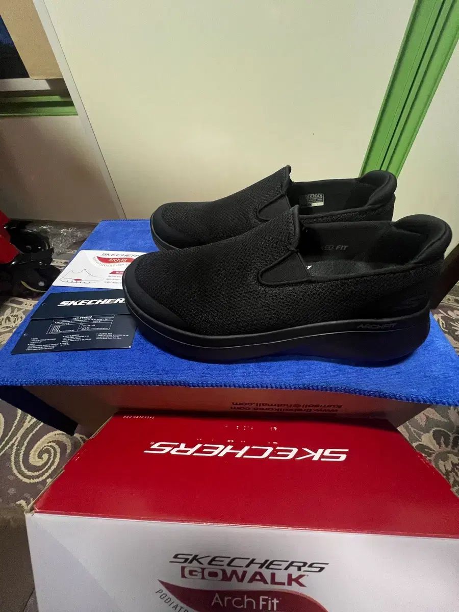 中古販売> SKECHERS スケッチャーズ スニーカー 日常靴 -> 状態 良好 サイズ 必ずお読みください