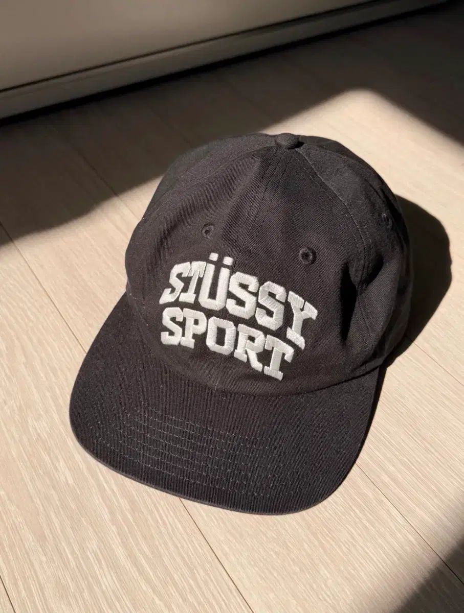 STUSSY ミッドデプス スポーツ スナップバック ブラック