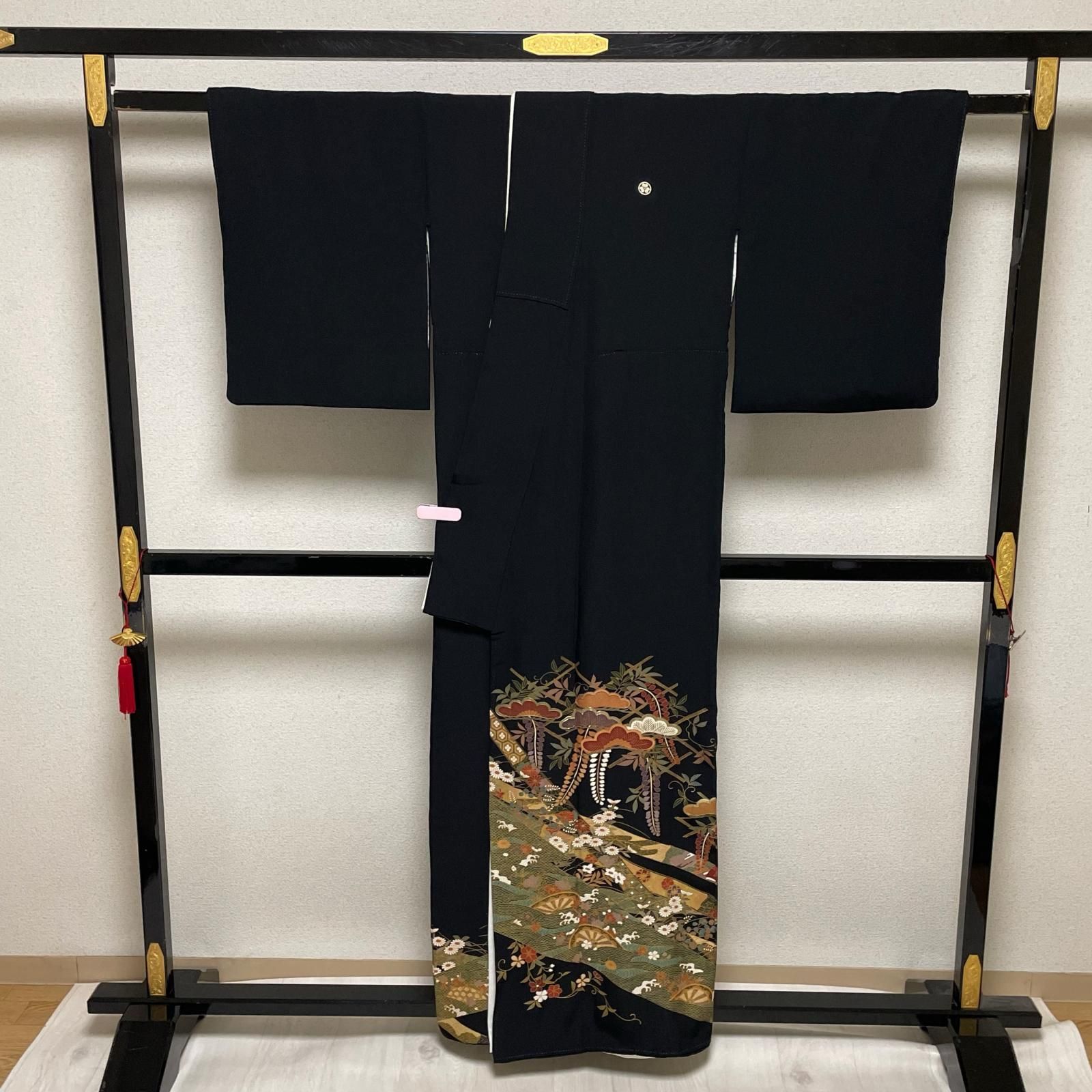 黒留袖 松藤 荒波に源氏車 金駒刺繍 着物 正絹 五つ紋 X-2250 - メルカリ