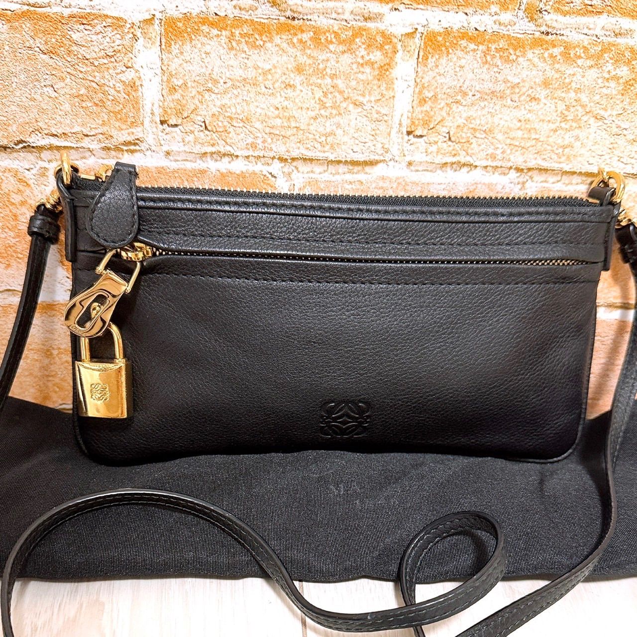 美品) LOEWE(ロエベ)ショルダーバッグ ポシェット レザー ブラック 