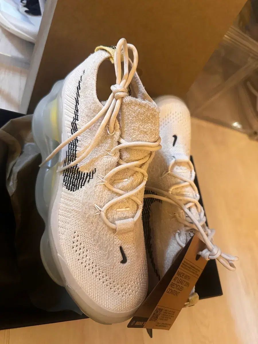 245 NIKE スコーピオン レディース スニーカー 白