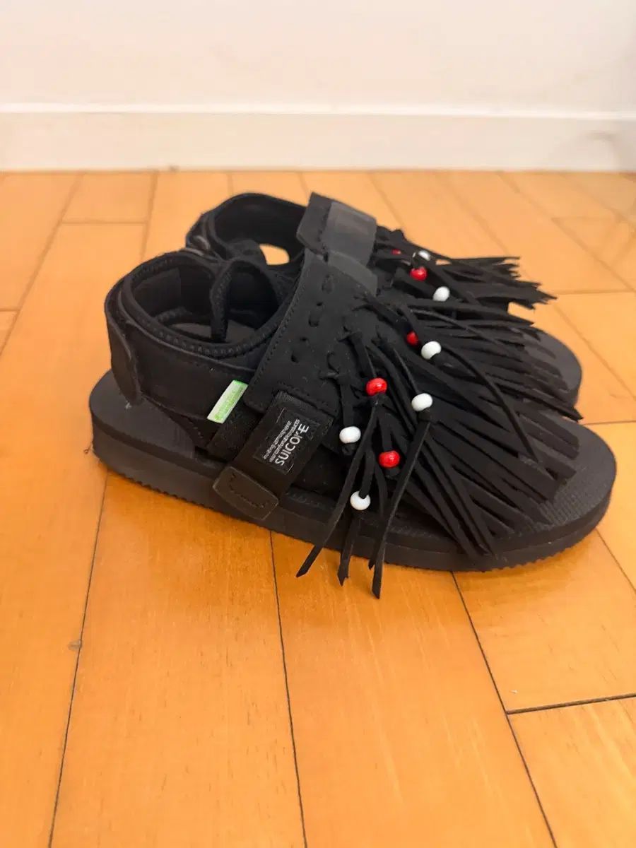Suicoke（スイコック）ブラック フリンジ サンダル