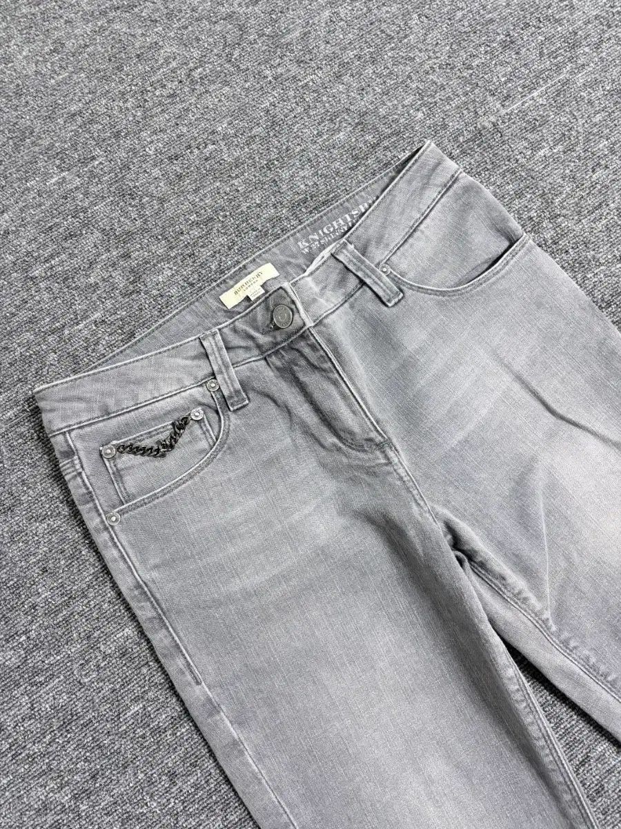 バーバリー ロールアップ グレー デニム パンツ｜詳細画像
