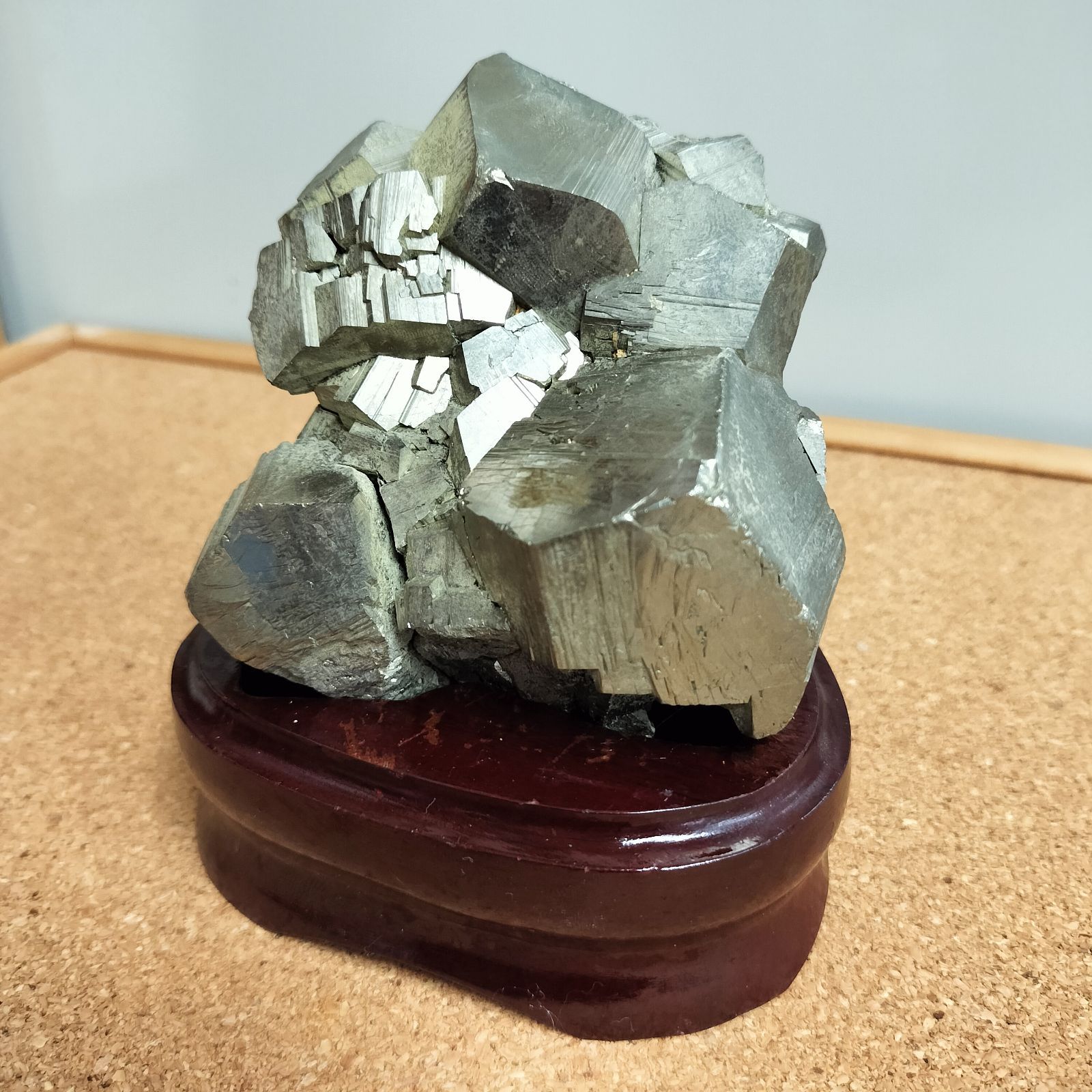 【極美品】　天然石 パイライト （黄鉄鉱） 原石 クラスター （専用木製台座付き）