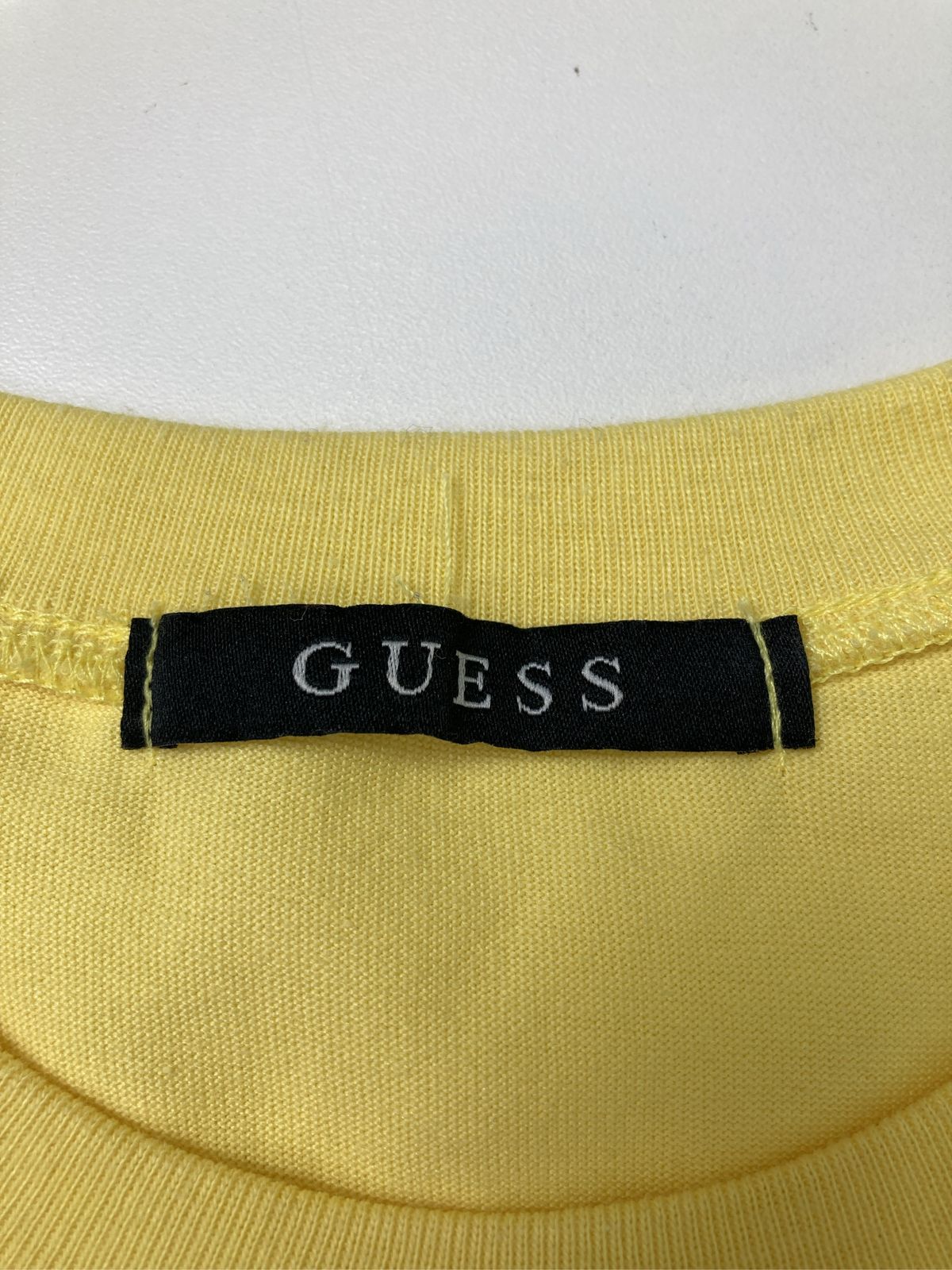 GUESS ゲス Tシャツ/カットソー L イエロー 無地 ワンポイント ブランドロゴ ミドル丈 半袖 クルーネック(丸首) メンズ レディース