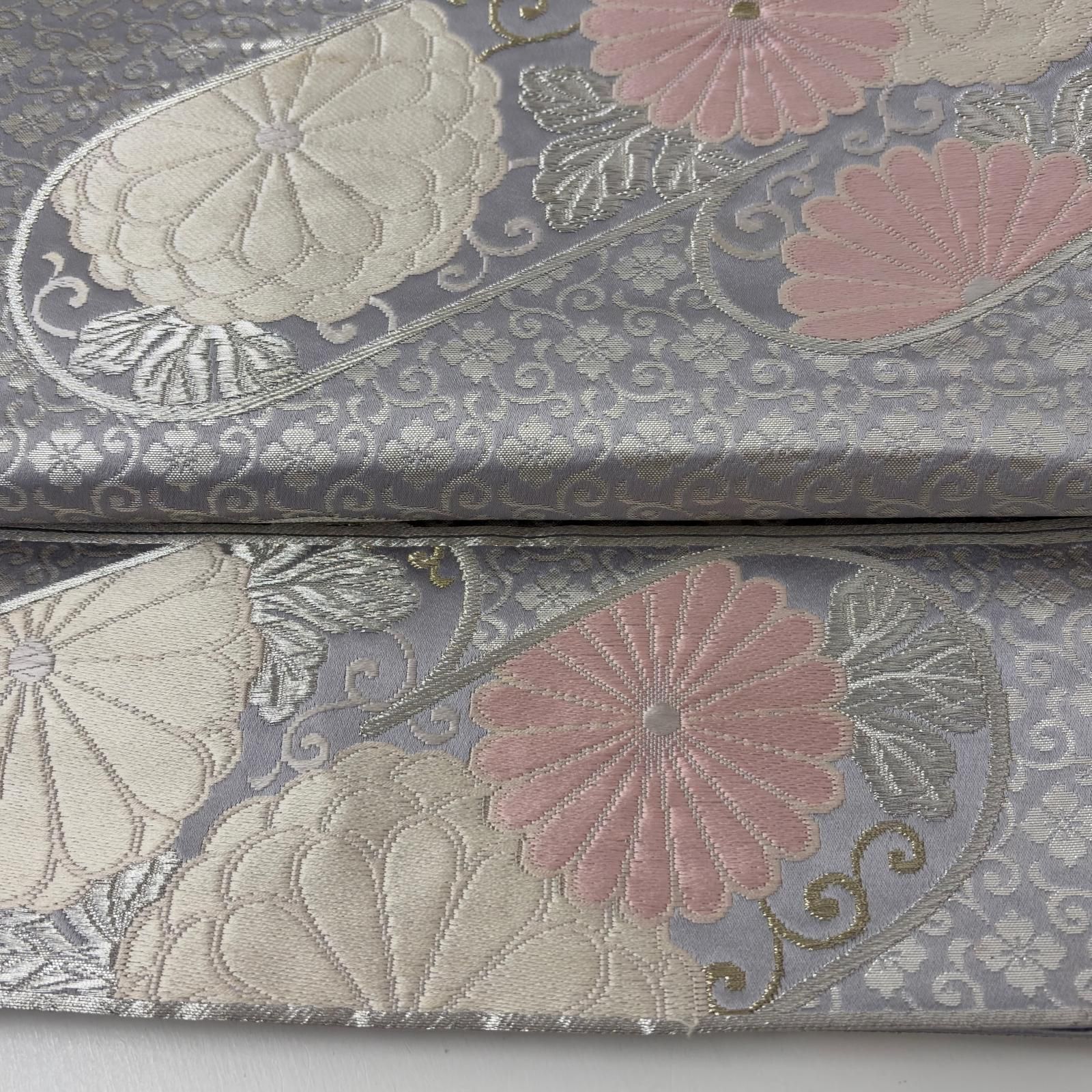 袋帯-美品-唐織-有職模様・淡グレー色・正絹　M-34 袋帯 霞に美しい唐織の花 銀彩 正絹 MA-7307 - メルカリ