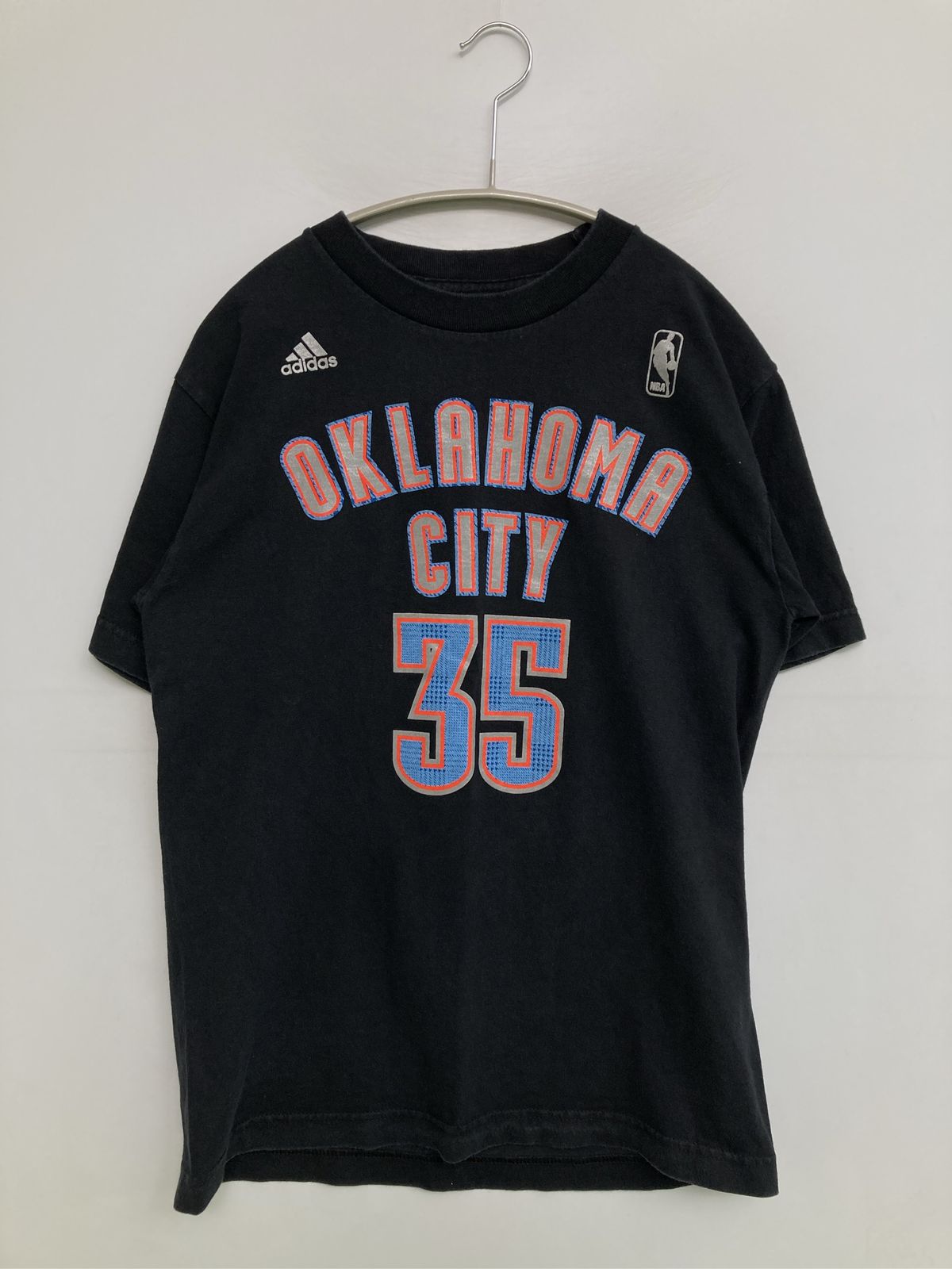 adidas アディダス Tシャツ/カットソー S ブラック 前面プリント バックプリント ブランドロゴ ミドル丈 半袖 クルーネック(丸首) メンズ レディース