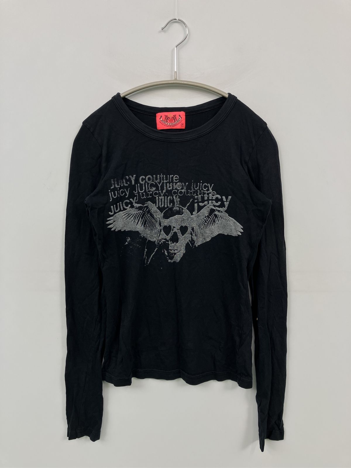 JUICY COUTURE ジューシークチュール Tシャツ/カットソー PETTIE ブラック 前面プリント ブランドロゴ 長袖 ショート丈 クルーネック(丸首) レディース