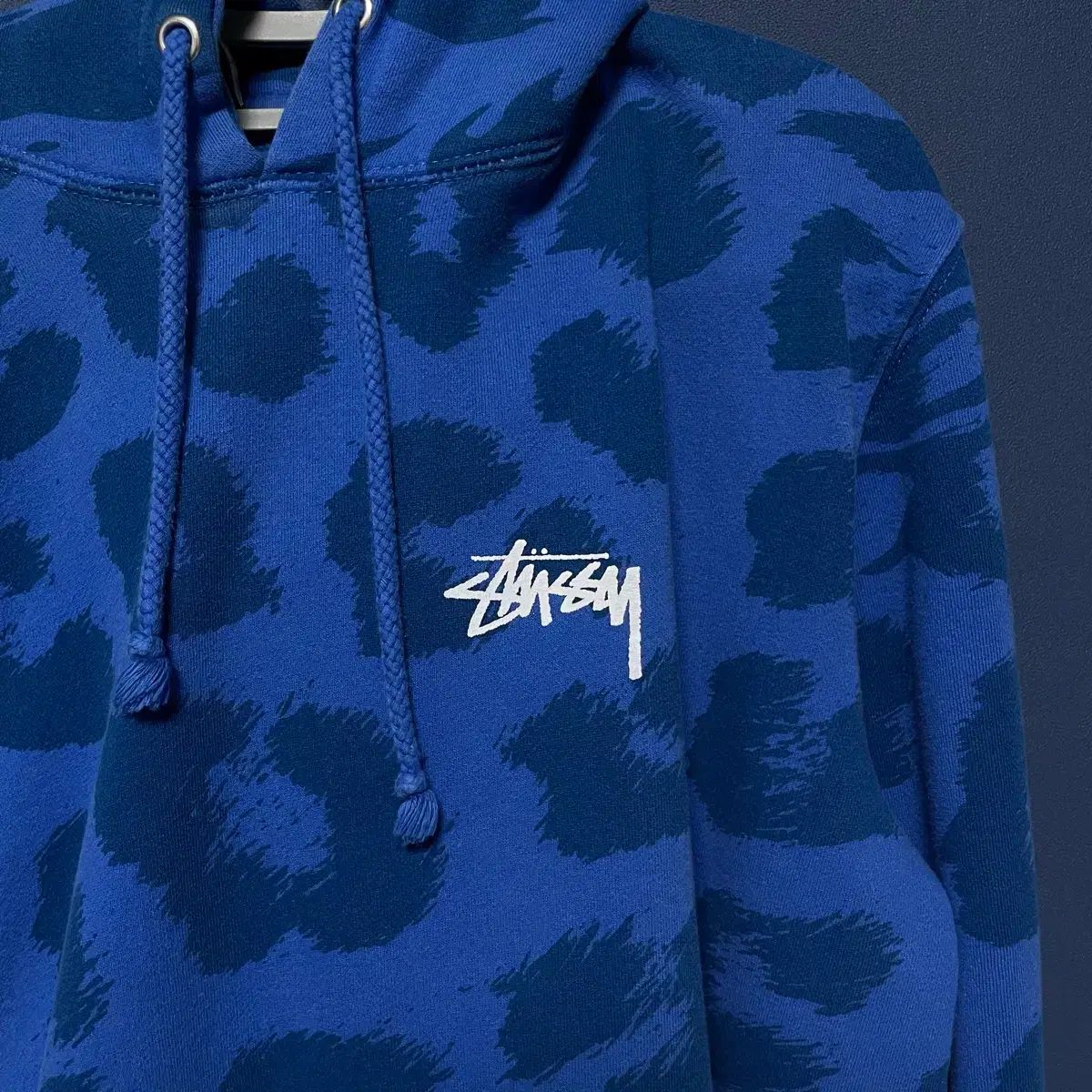 STUSSY ブルー レオパード WHO Tシャツ