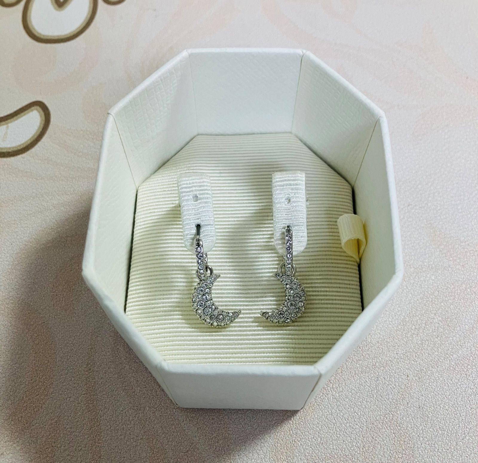 ほぼ新品　スワロフスキーSwarovski Luna ドロップピアス 月
