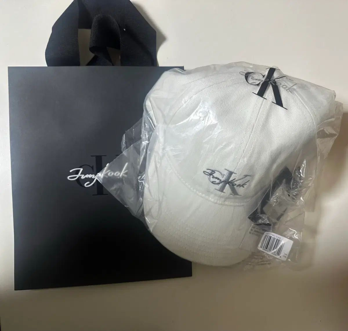 Calvin Klein カルバン・クライン CK ジョングク(JUNGKOOK・JK・グク) コラボ ベースボールキャップ 白 (未開封)