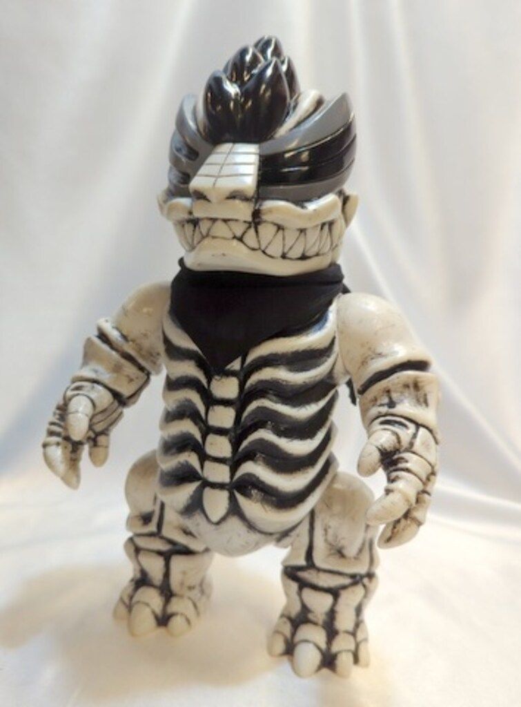 骸骨商会　 REALHEAD SKULLTOYS ネクストザウラー　白成型/黒/グレー塗装/黒スカーフ
