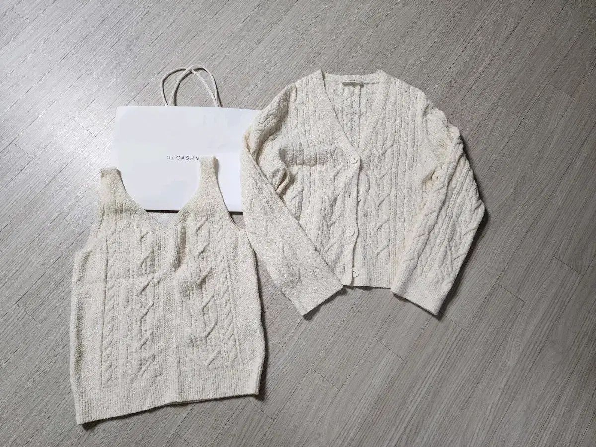 the CASHMERE (더캐시미어) カシミア (캐시미어) スリーブレス (슬리브리스) セット (세트)