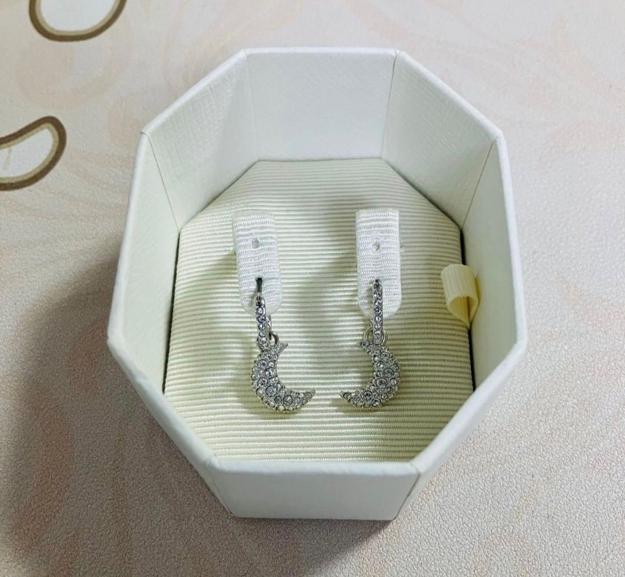 ほぼ新品　スワロフスキーSwarovski Luna ドロップピアス 月