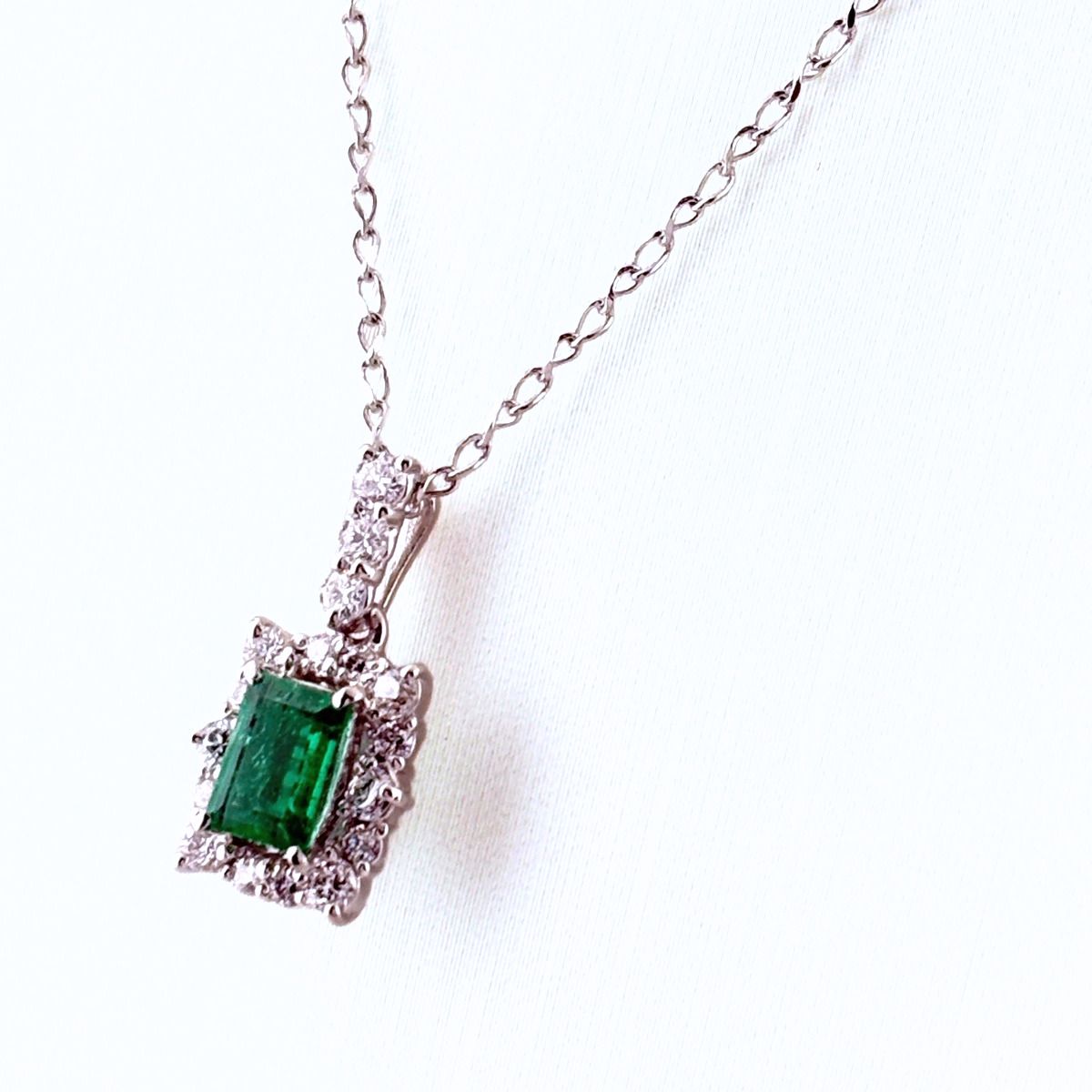 エメラルド デザインネックレス プラチナ ペンダント メレダイヤ ダイヤモンド ネックレス Pt900 Pt850 エメラルド レディース 【中古】