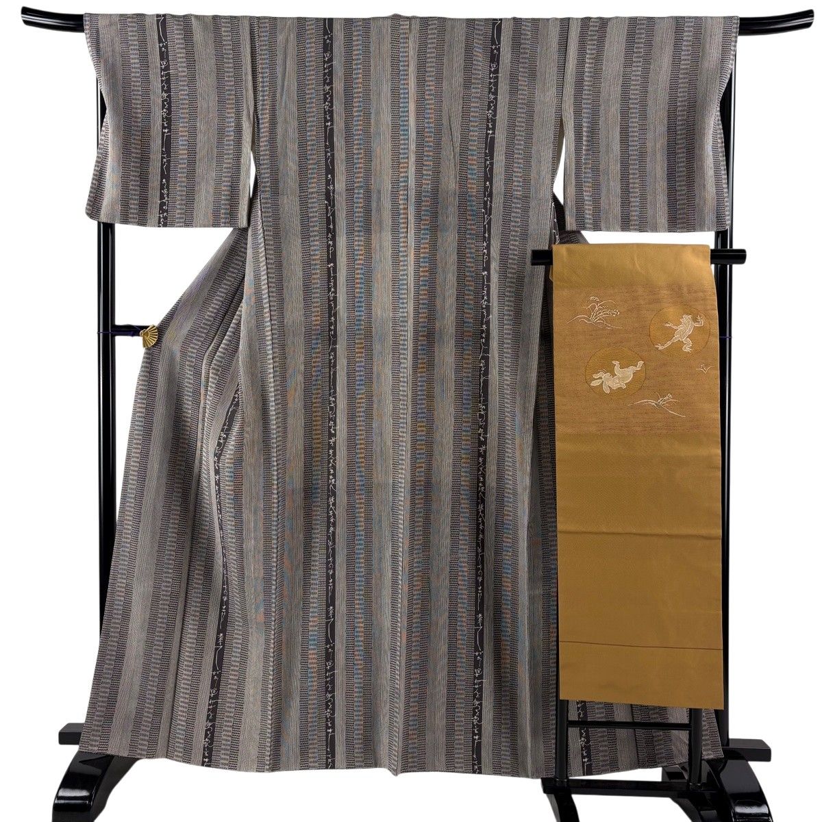 【美品】 小紋 身丈161.5cm 裄丈68.5cm L 袷 川村久太郎 名古屋帯セット 落款 縞 文字文 灰色 正絹 名品 【中古】