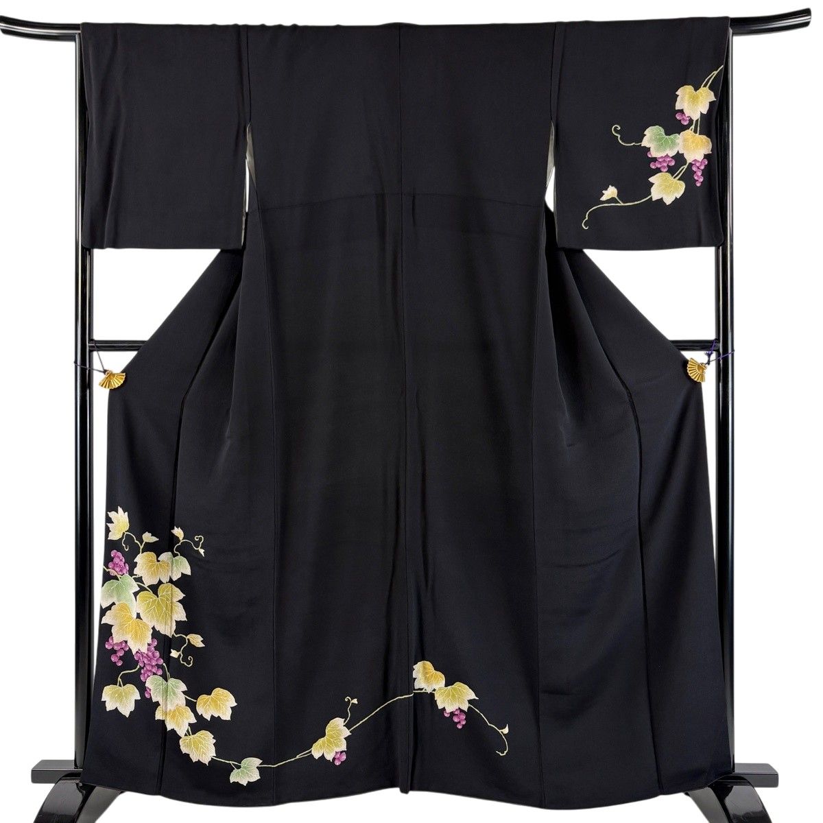 付下げ 身丈161cm 裄丈66.5cm M 袷 葡萄 縮緬 黒 正絹 名品 【中古】