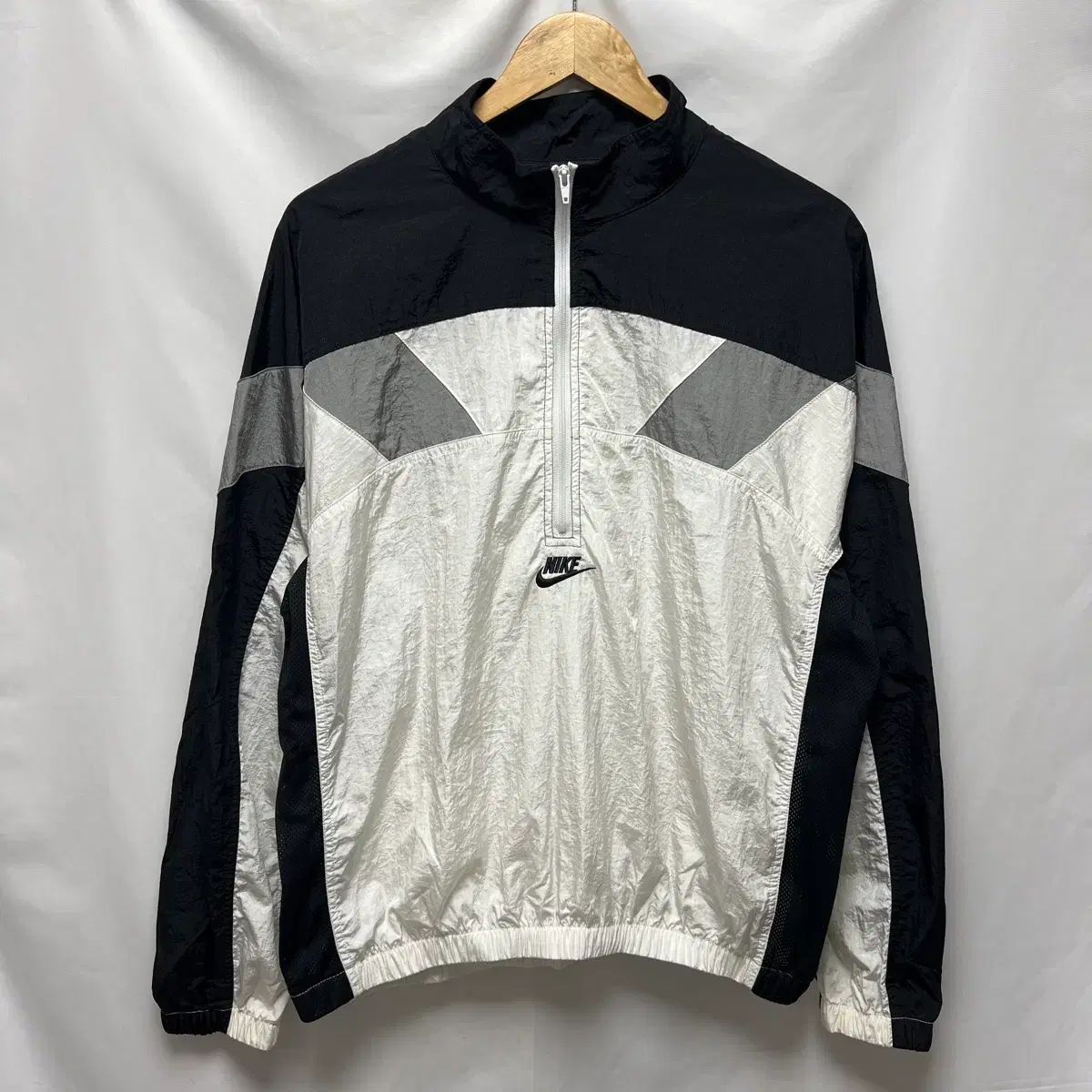 正規品/M NIKE リーイシュー ウーブン ミドル スウッシュ 白 ウィンドブレーカー ハーフジップ