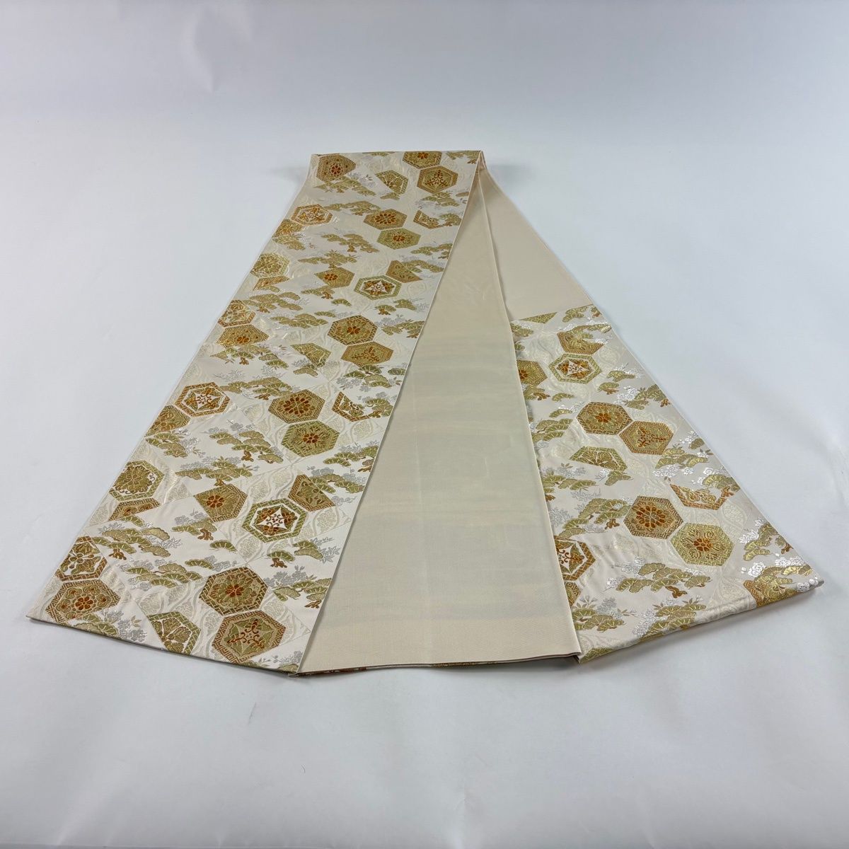 袋帯 秀品 亀甲文 桜 金糸 唐織 ベージュ 六通 正絹 【中古】 - メルカリ
