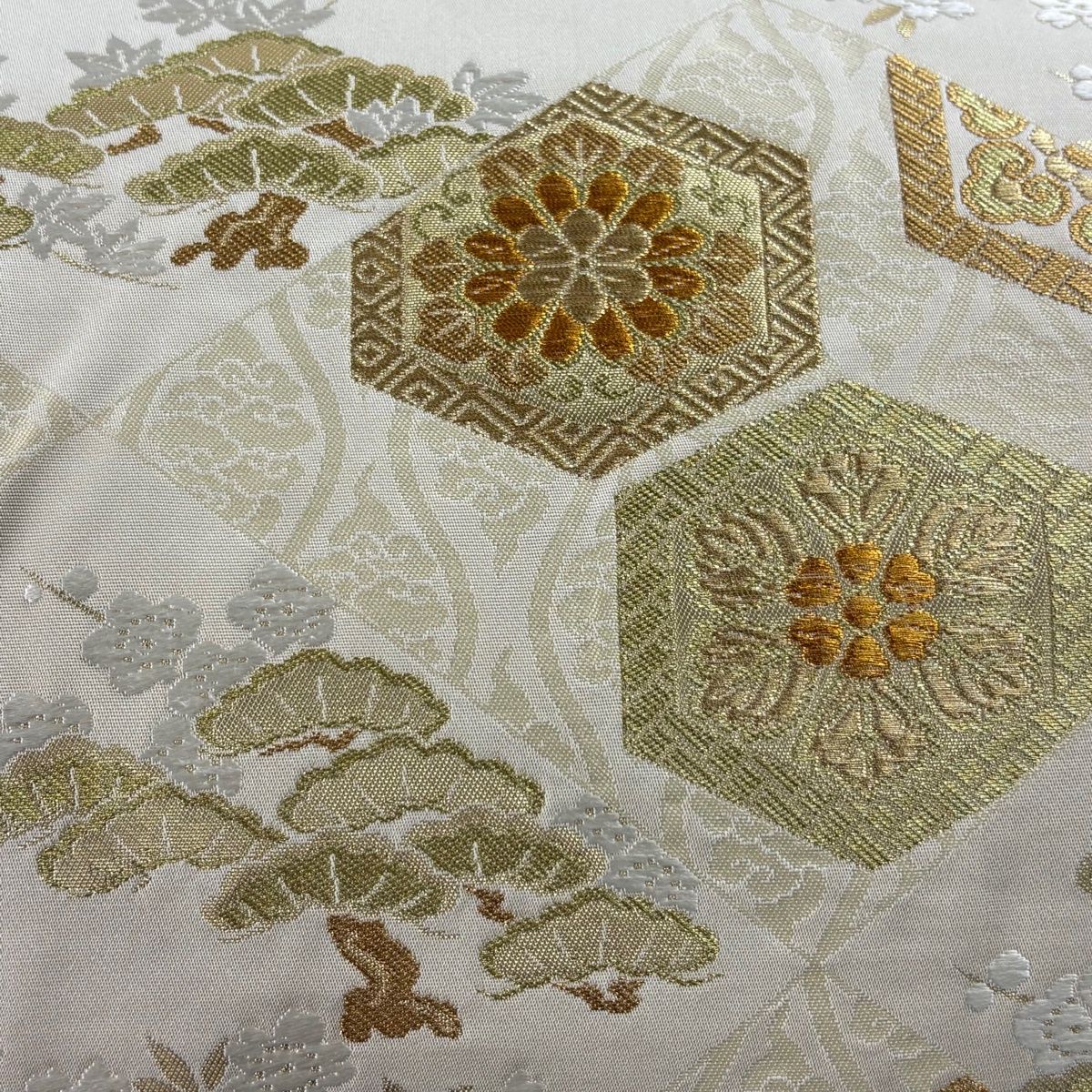 袋帯 秀品 亀甲文 桜 金糸 唐織 ベージュ 六通 正絹 【中古】 - メルカリ 袋帯 秀品 亀甲文 桜 金糸 唐織 ベージュ 六通 正絹 【中古】 - メルカリ