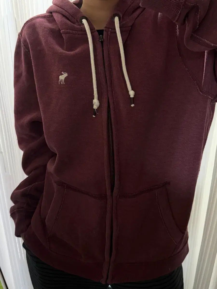 Abercrombie バーガンディ フードジップアップ XL