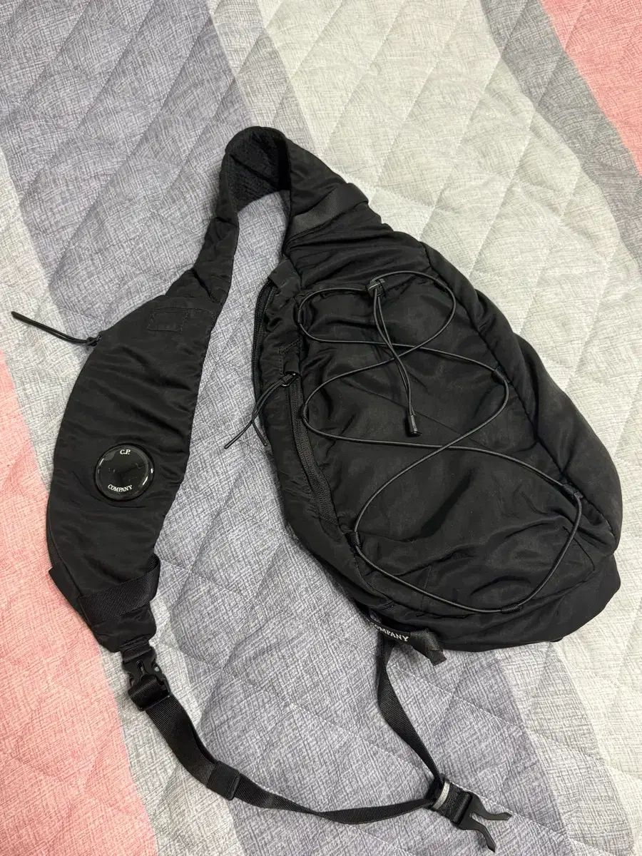 C.P. COMPANY シーピーカンパニー ブラック ヒップバッグ (新品)